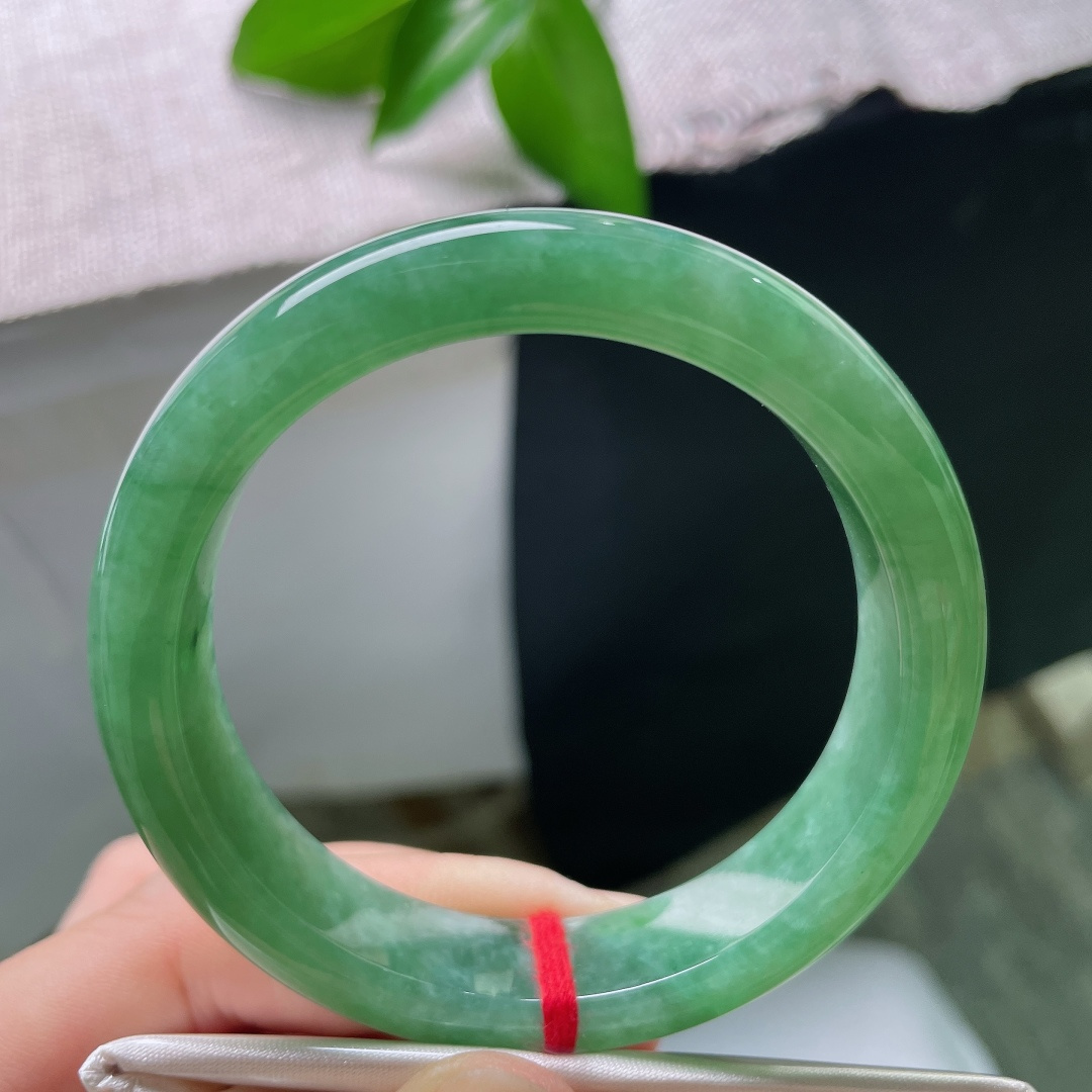 54.5/12.6/8.2，满绿正圈，一点皮纹，玉质细腻通透，绿意均匀柔和，如同凝住一汪幽深的碧潭，上手端庄大气，ss59265a