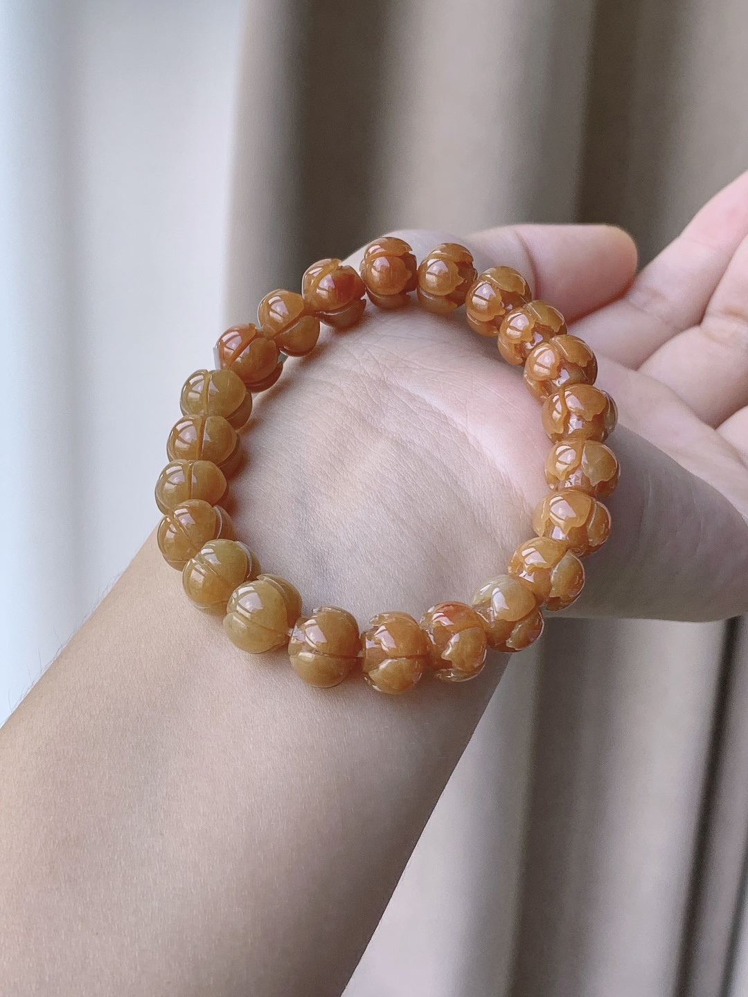 【珠子】冰黄翡手串莲花手串 【说明】缅甸 性比高 立体 【尺寸】10.3-8mm 【重量】30.3克