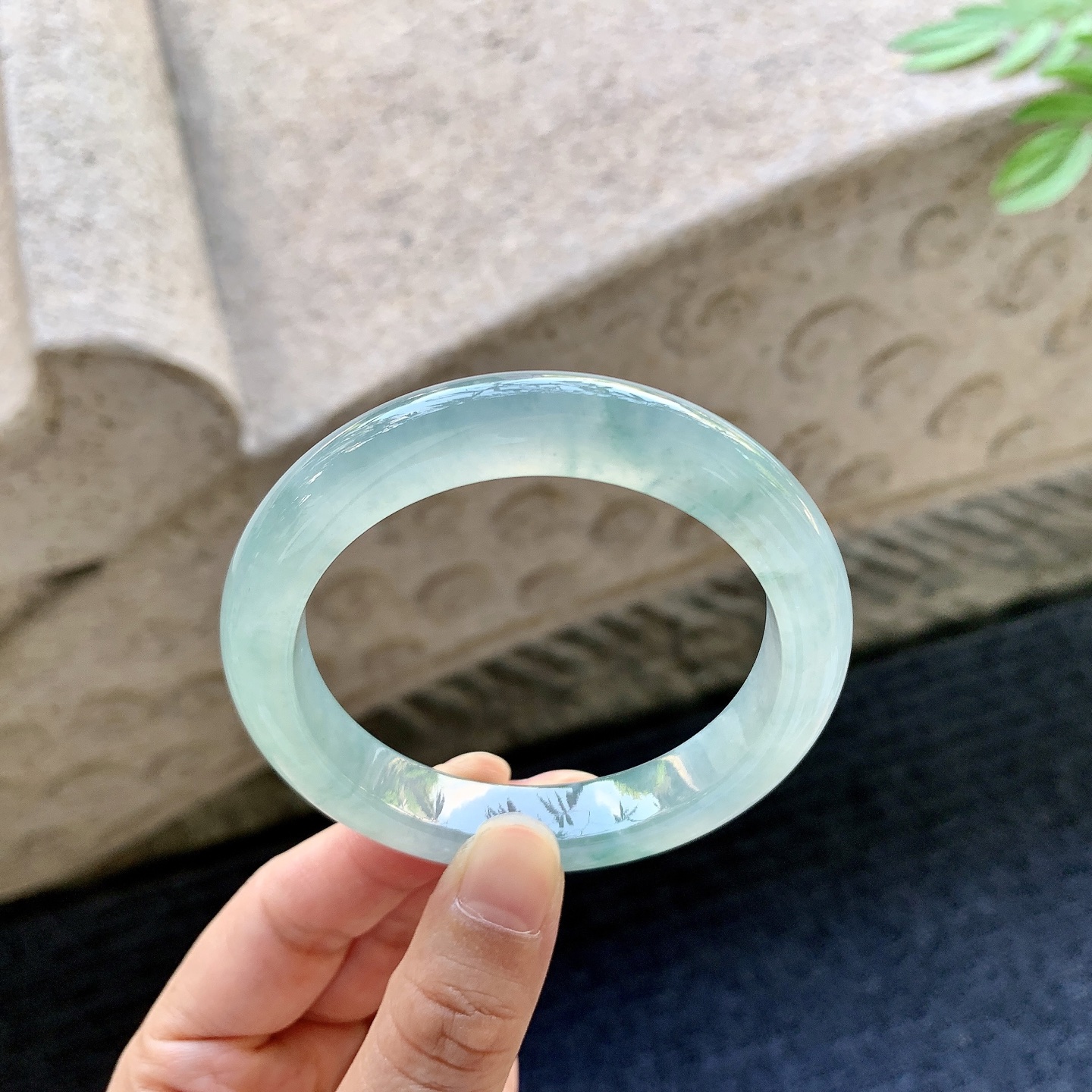 正圈53 54 圈口54.6/11/9.2 编码C5093031 冰糯晴绿，水润，种老，细腻，打灯有絮线