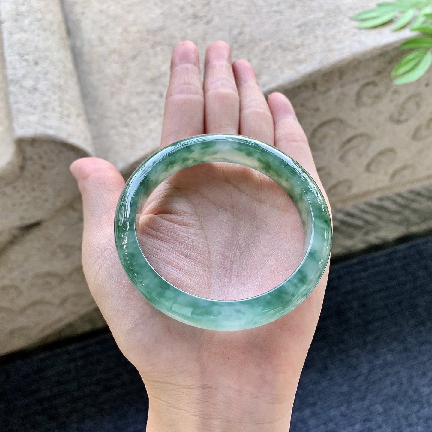 正圈56 57 圈口57.4/12.3/8.1 编码HJ093012 细糯飘花，水润，种老，细腻，无裂