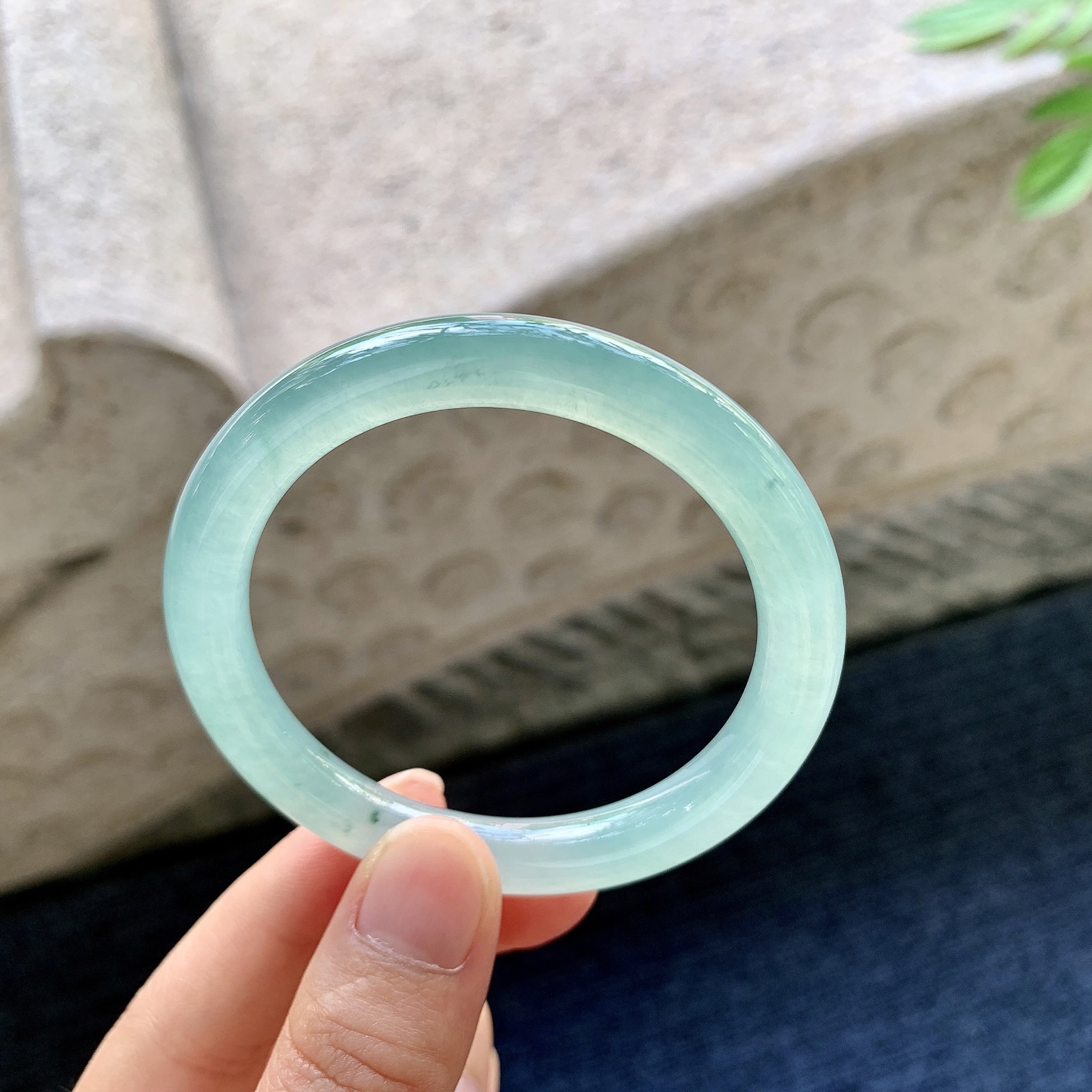 圆条50 51 圈口51.3/8.5/8.3 编码DZ093010 冰糯晴绿，水润，种老，细腻，打灯有絮线