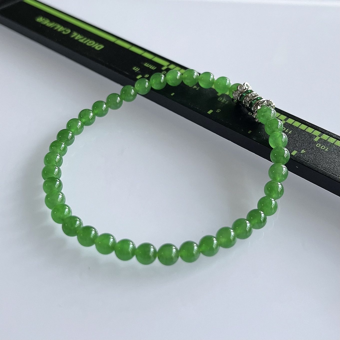收藏级别，缅甸天然翡翠A货，卡4.5冰种起胶满绿帝王绿圆珠手串手链，尺寸：4.5mm/37颗，重量：7.24g，长度178mm，自然光拍摄