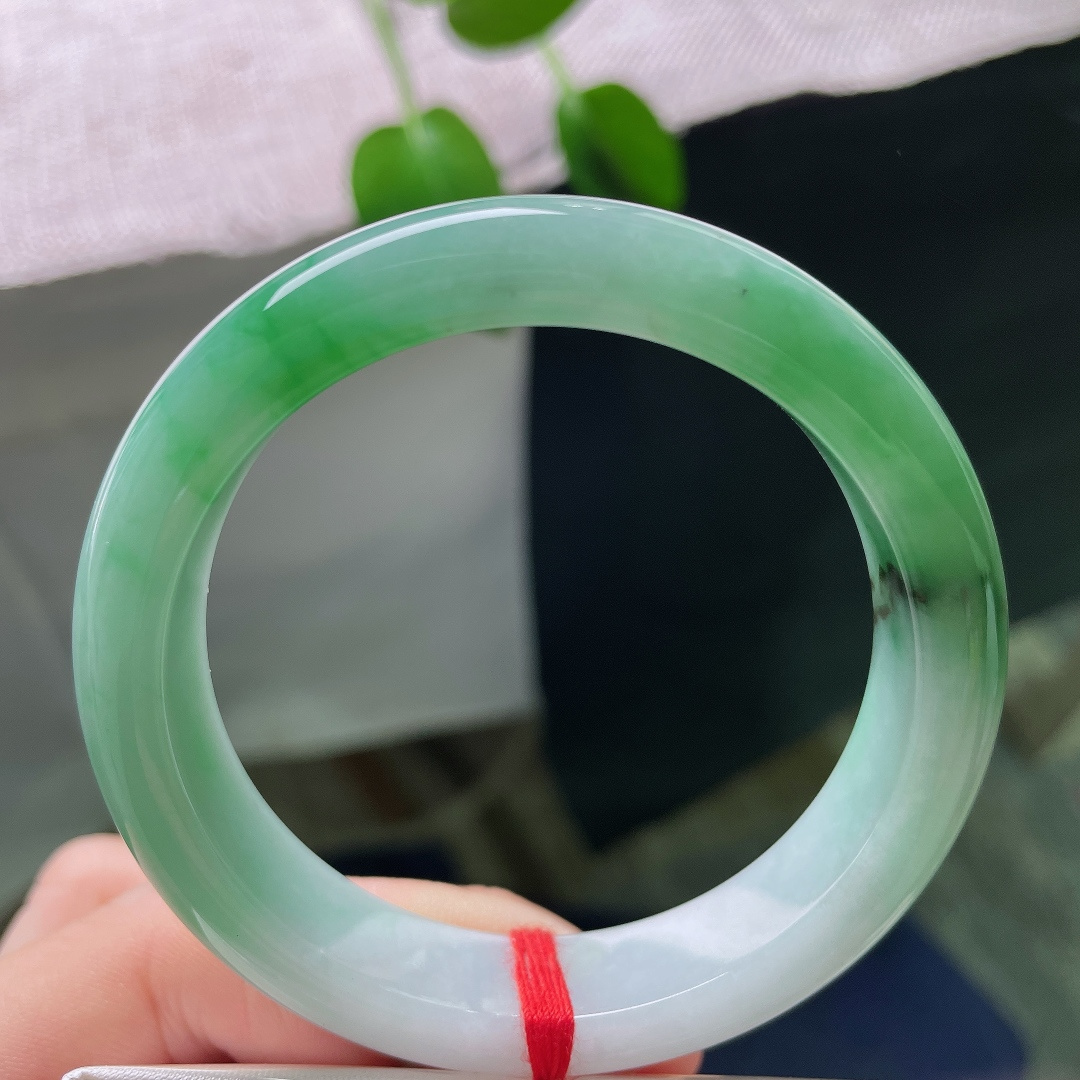 53.4/12/8.3，飘绿正圈，无裂，莹润玉镯素净雅致，辣绿飘花层次丰富，色感浓烈，国风韵味浓郁悠
