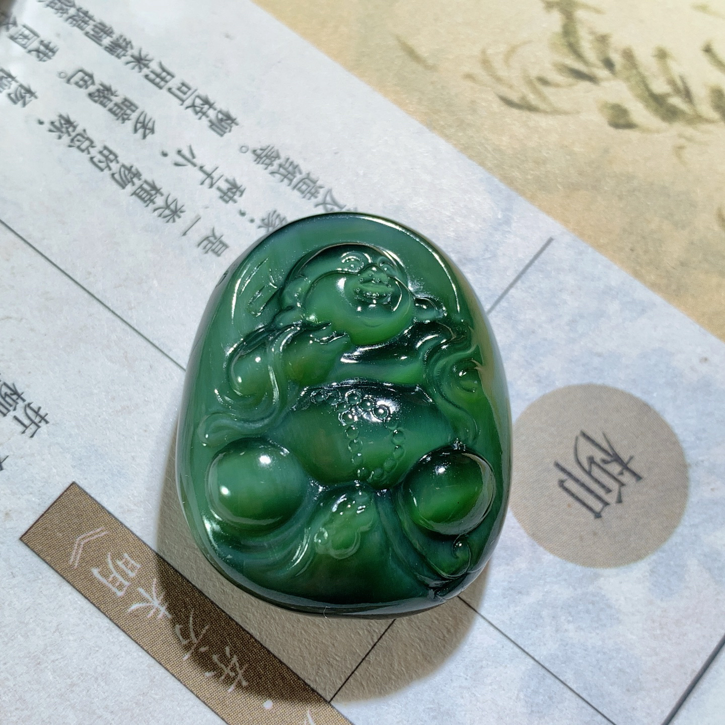 和田玉菠菜绿俄罗斯碧玉猫眼佛引福来挂件 尺寸33/27/15重24克。玉质细腻油润。手推出油。佩戴高