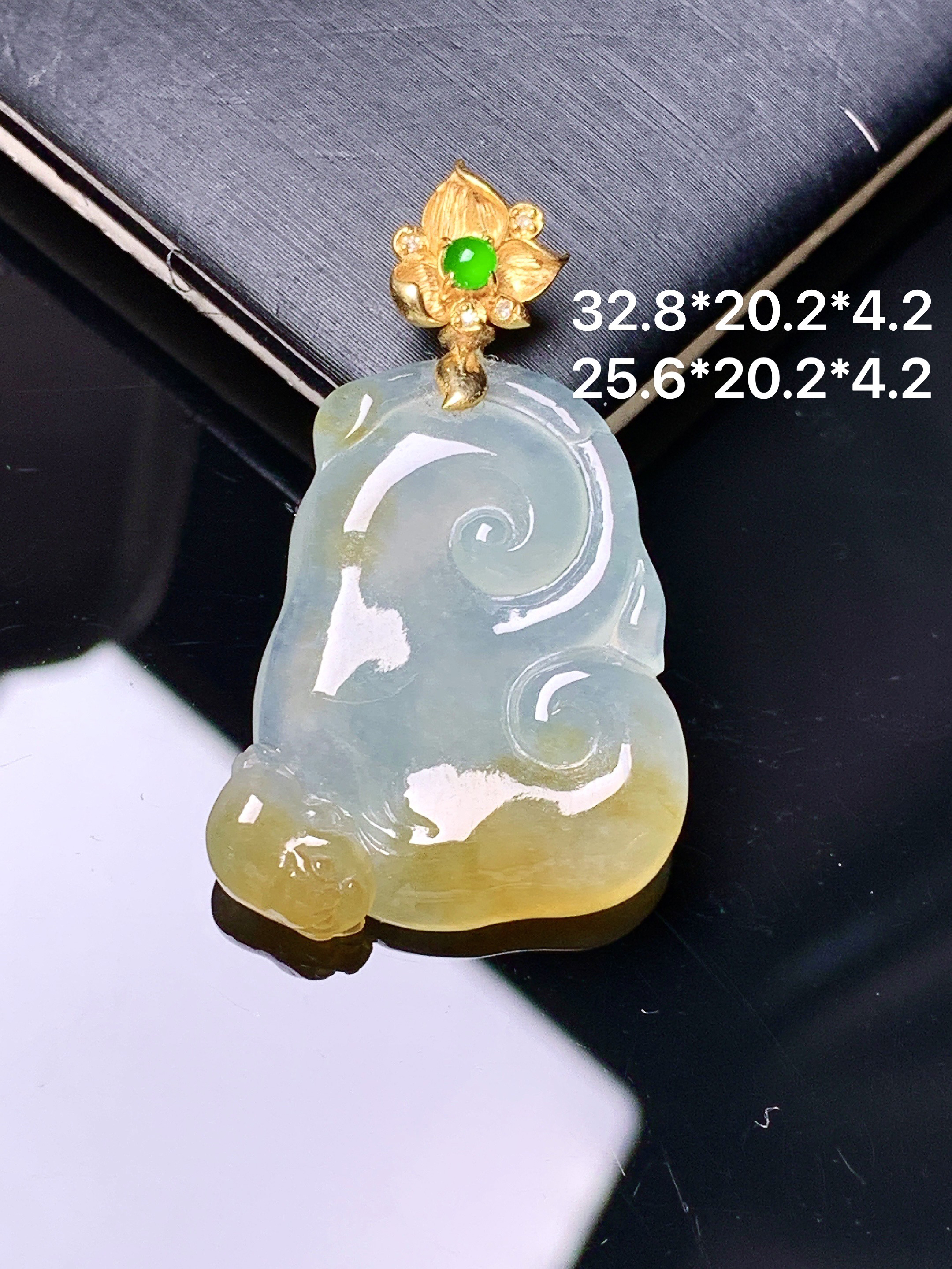 18k金镶嵌飘黄翡如意吊坠 玉质细腻 色泽艳丽清新 水润亮眼 整体尺寸32.8*20.2*4.2 2x