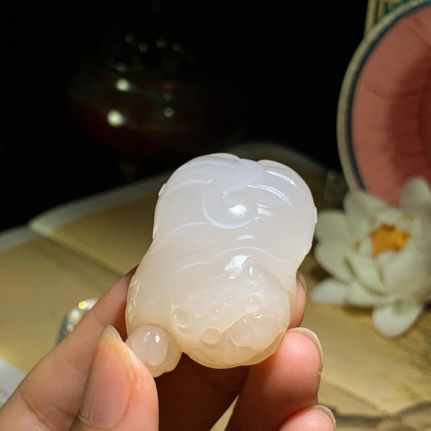 和田玉白玉藕粉虎虎生威老虎挂件 尺寸45/28/18重35克。玉质细腻油润。手推出油。佩戴高端典雅。
