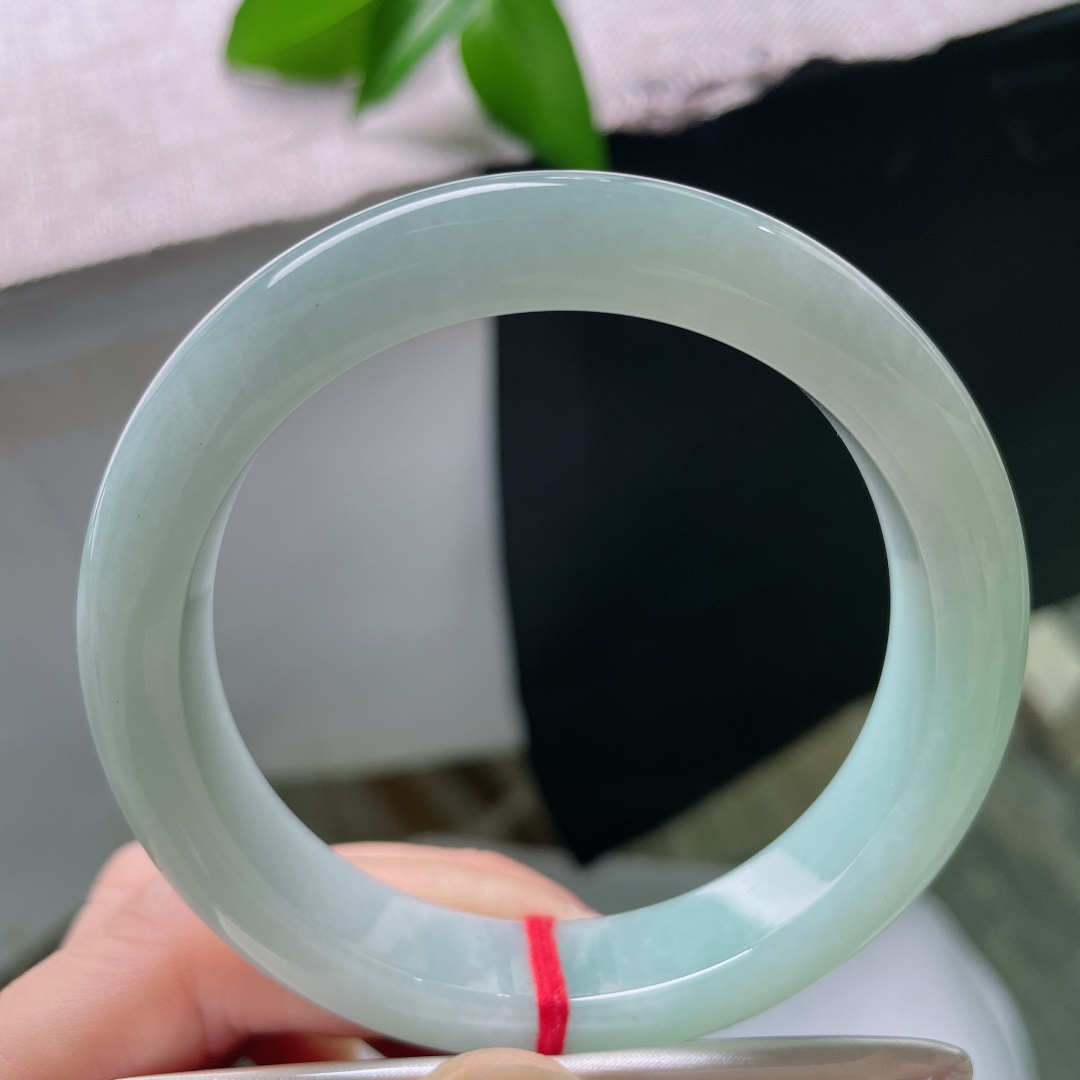 58/12/9.2，蓝底正圈，无裂，玉质温润细腻，色调干净清爽，泛着一层柔和的水光，像盛着一汪清晨静谧的湖水，ss58997a
