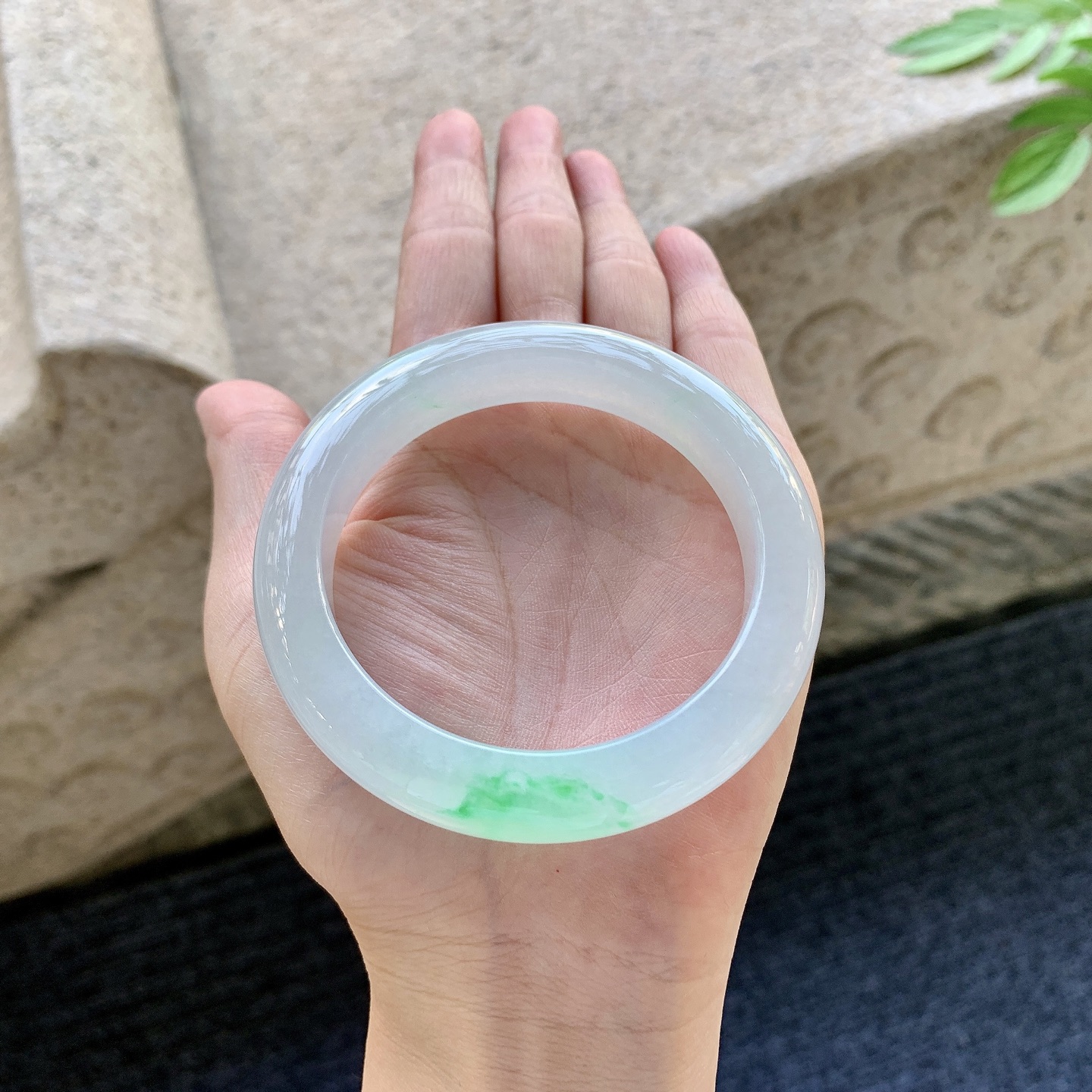正圈55 56 圈口56.3/11.7/9.6 编码G9093024 糯冰飘绿，水润，种老，细腻，打