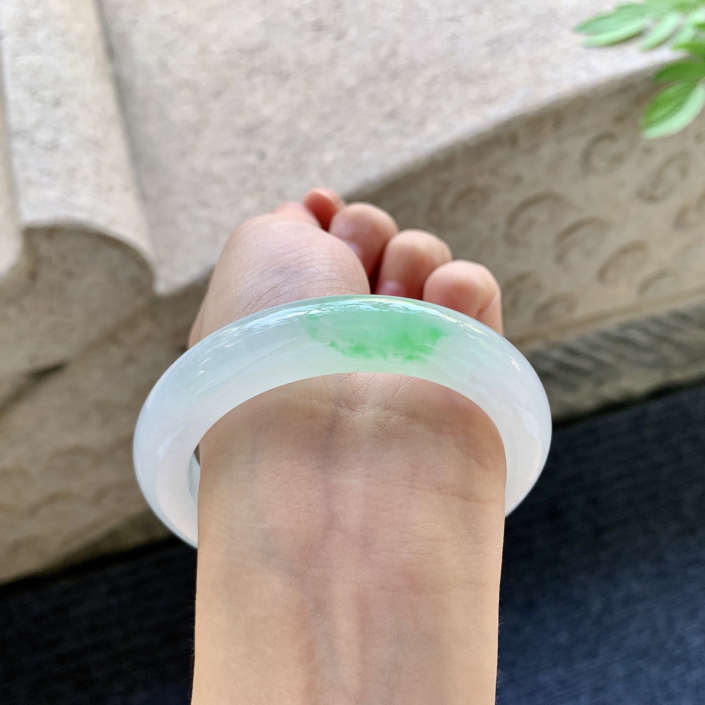 正圈55 56 圈口56.3/11.7/9.6 编码G9093024 糯冰飘绿，水润，种老，细腻，打灯有棉线