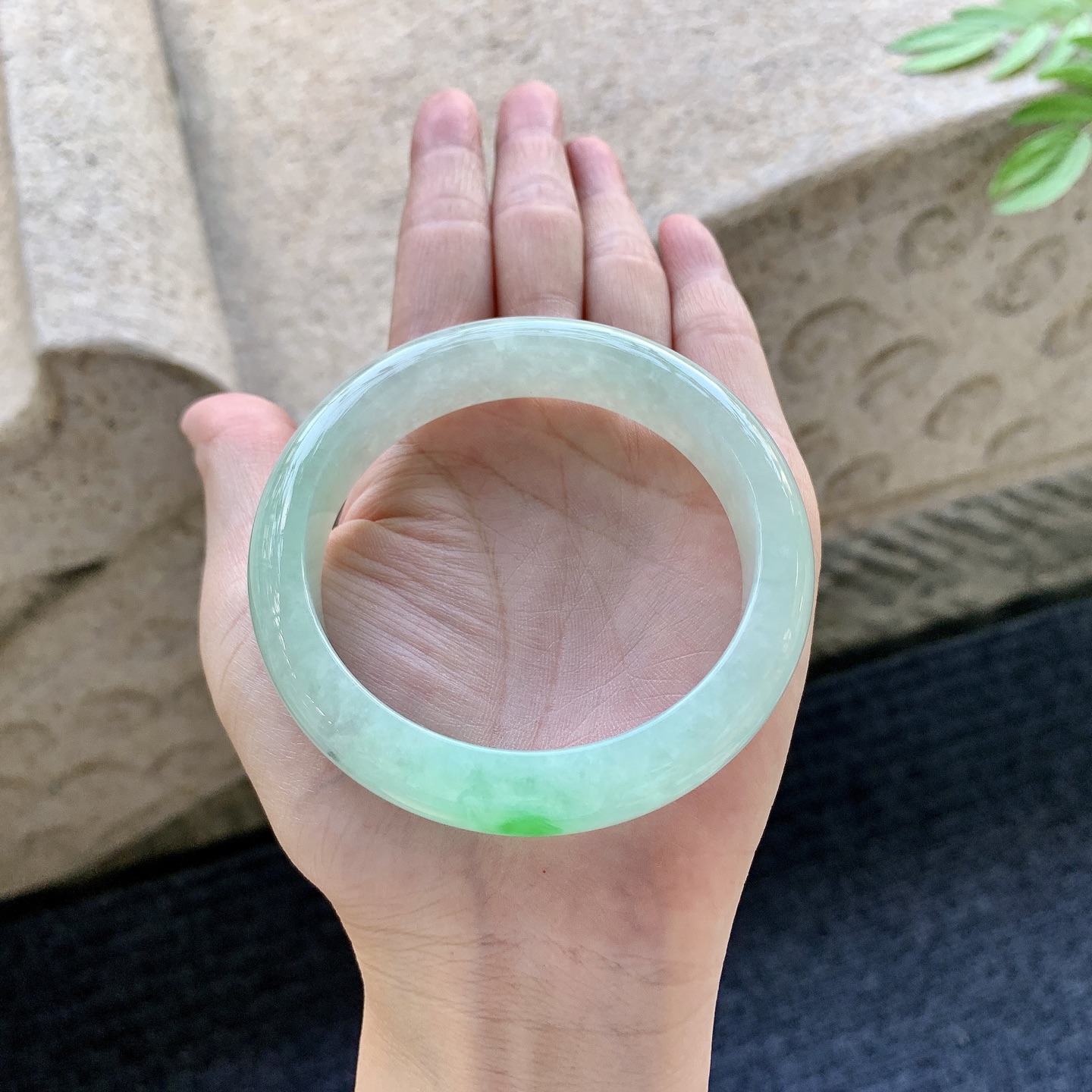 正圈58 59 圈口58/13.4/8.5 编码BA093047 糯冰飘绿，水润，种老，细腻，打灯有