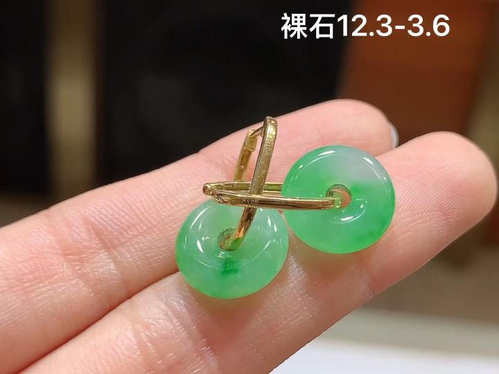 ️ 18K 冰飘绿甜甜圈耳扣 无裂，尺寸，12.3-3.6