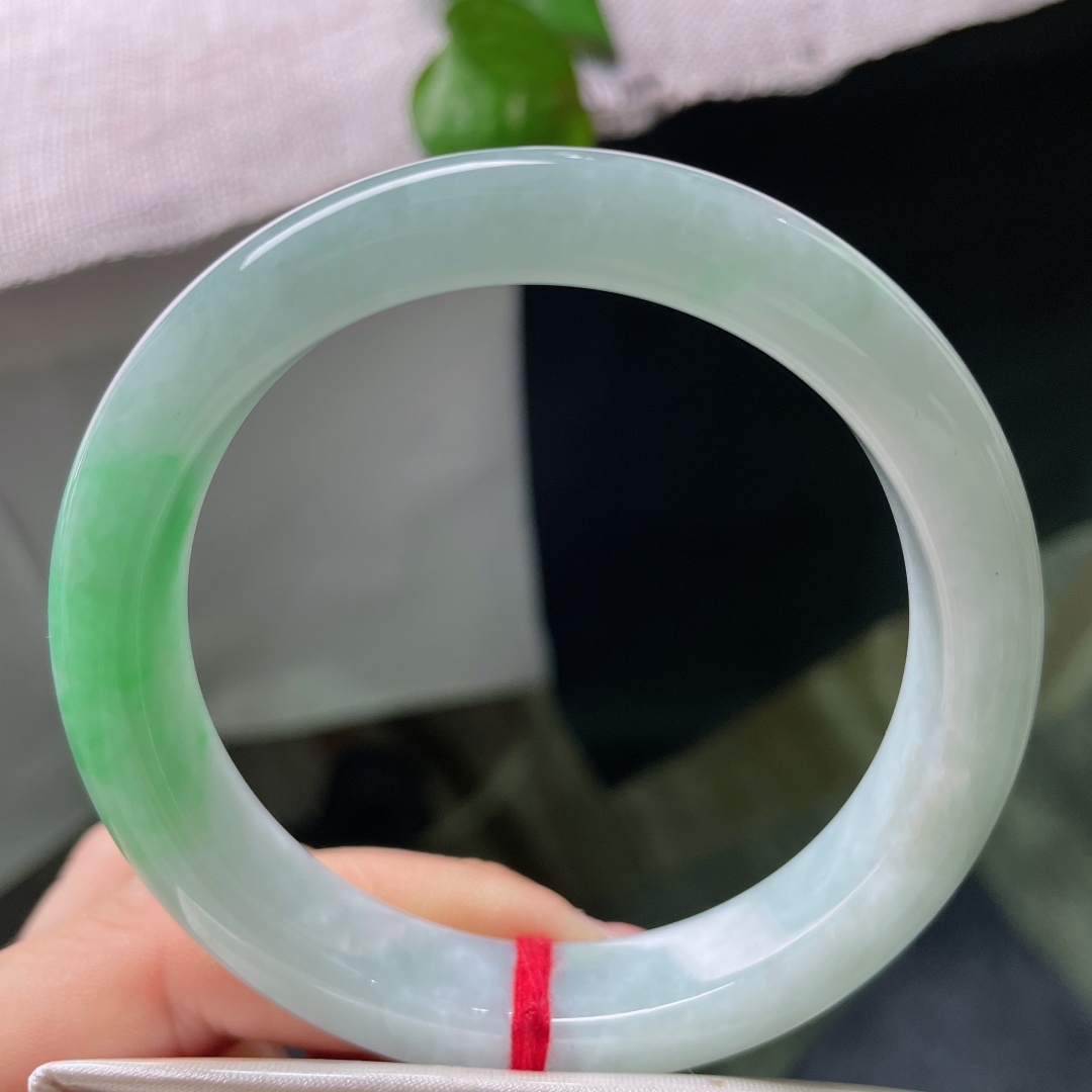 57.4/11.7/8.5，飘绿正圈，皮纹，大片鲜翠绿意铺满镯身，鲜亮翠色衬得玉底清润灵动。ss58631a