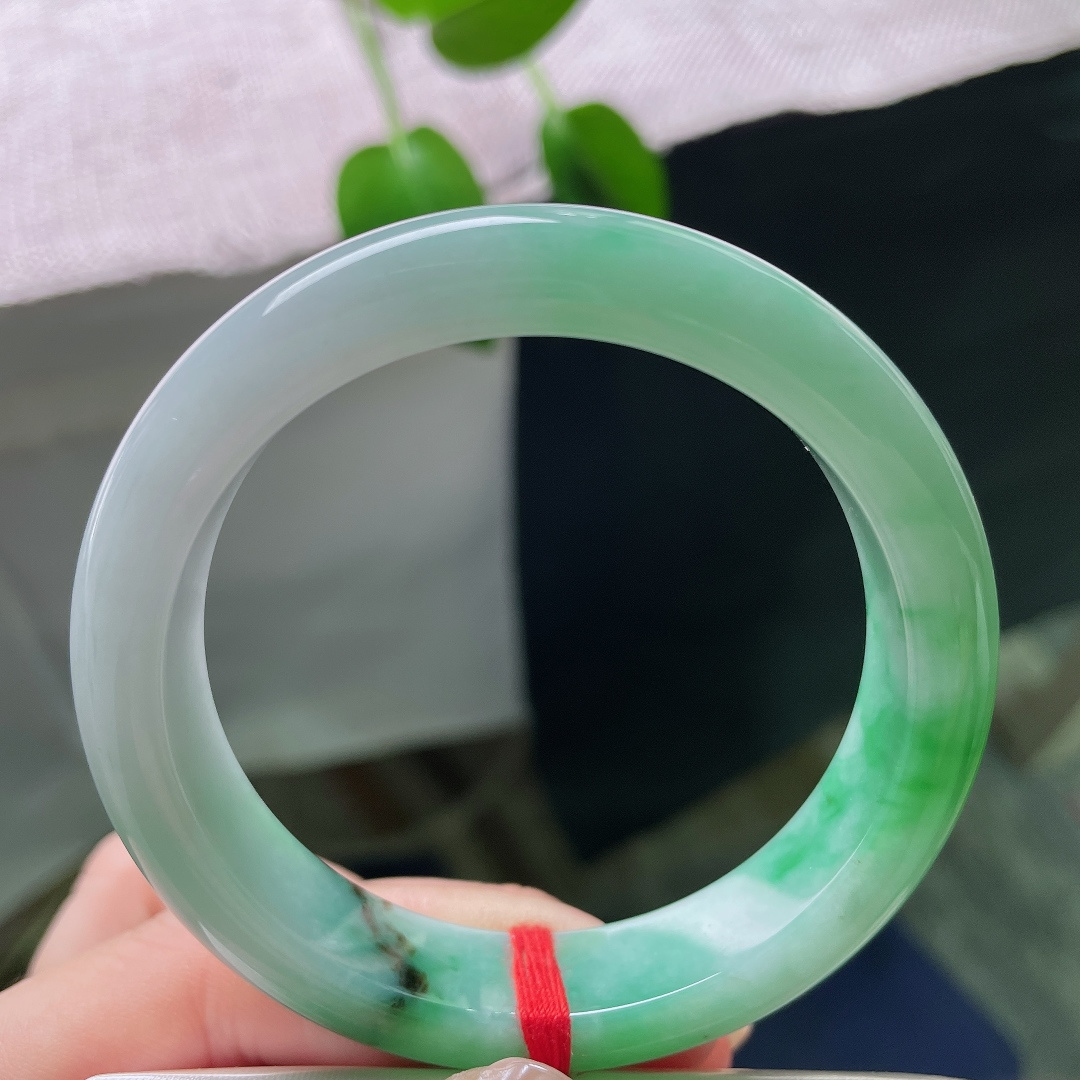 53.4/12/8.3，飘绿正圈，无裂，莹润玉镯素净雅致，辣绿飘花层次丰富，色感浓烈，国风韵味浓郁悠
