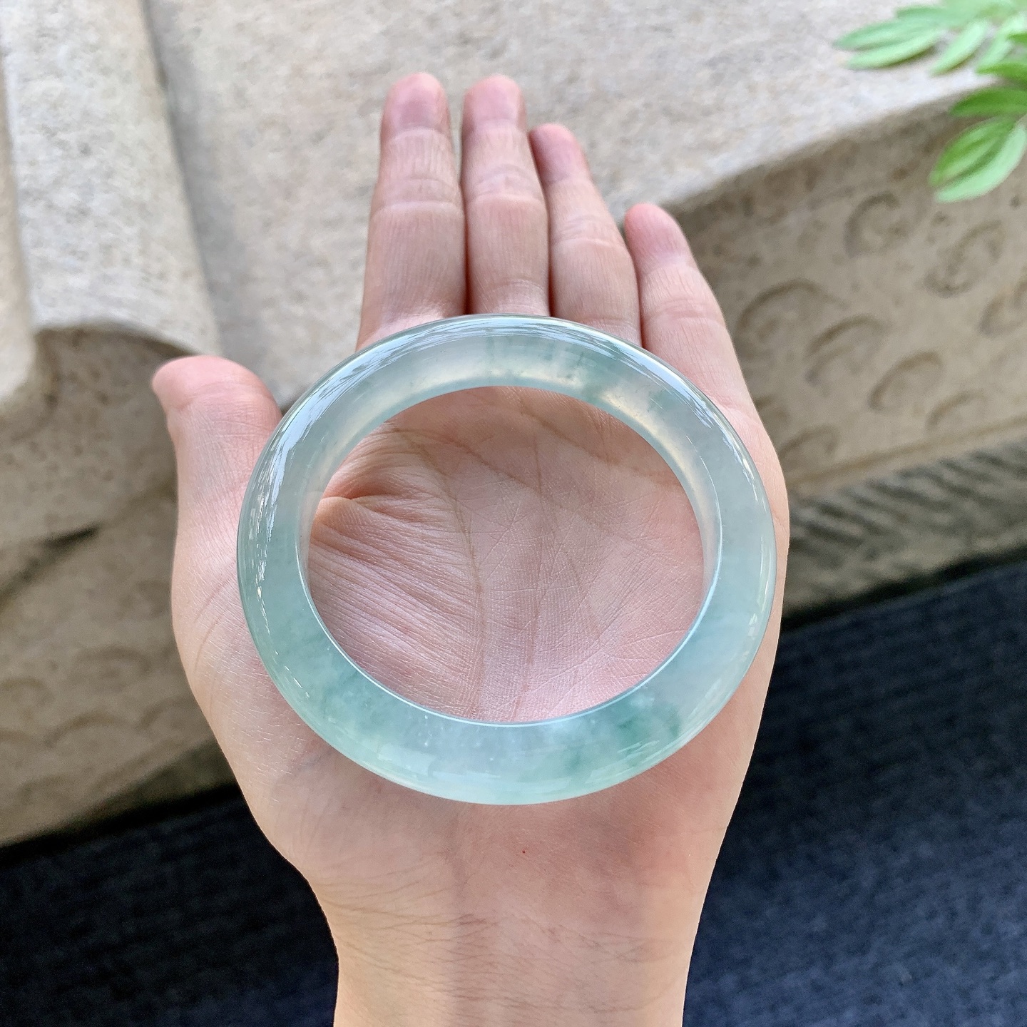 正圈53 54 圈口54.6/11/9.2 编码C5093031 冰糯晴绿，水润，种老，细腻，打灯有絮线