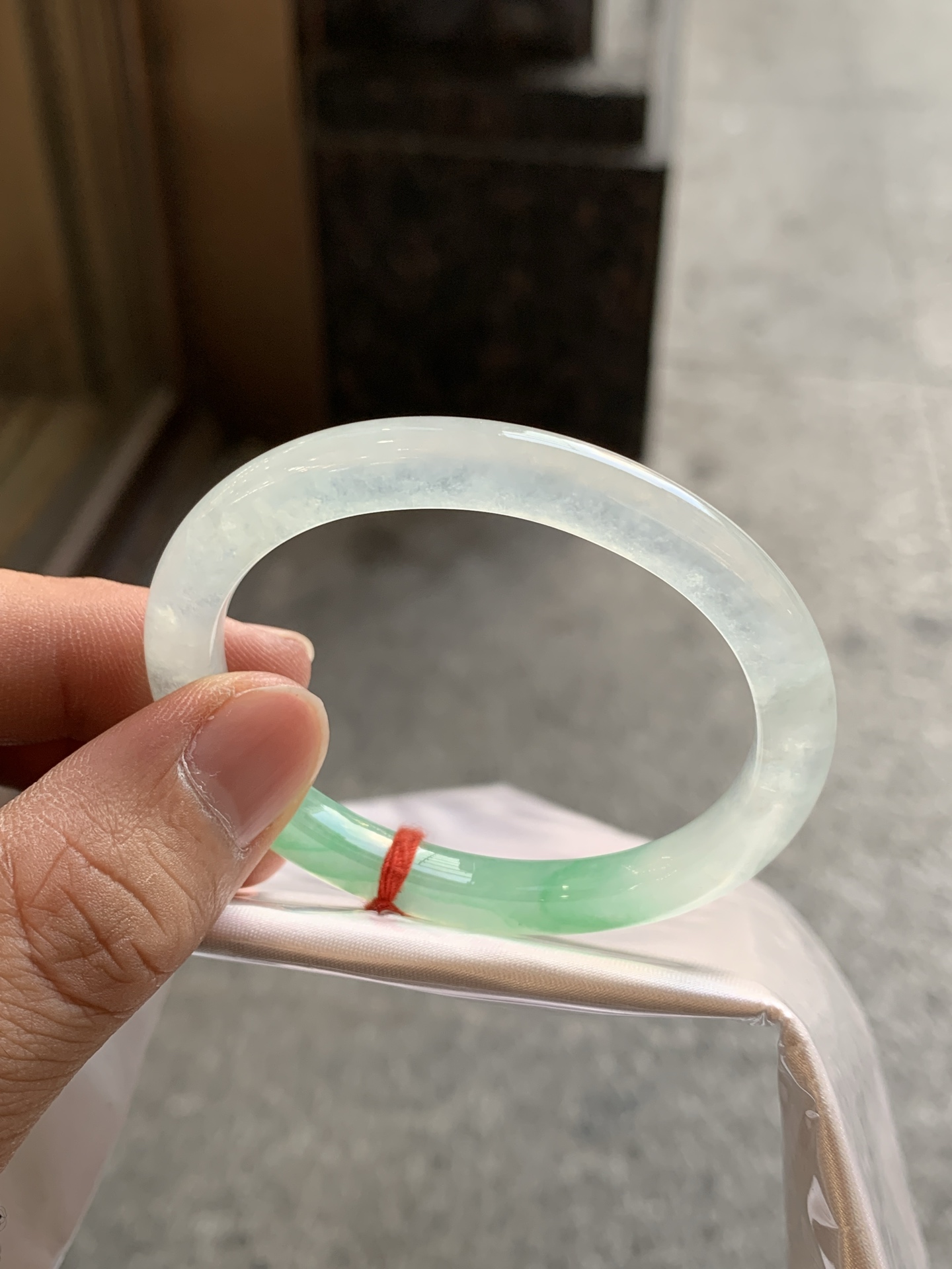 52-44-6.6-7.3 冰飘绿色贵妃，冰透底飘绿，局部有些棉絮，打灯有棉线，0929-HN1263