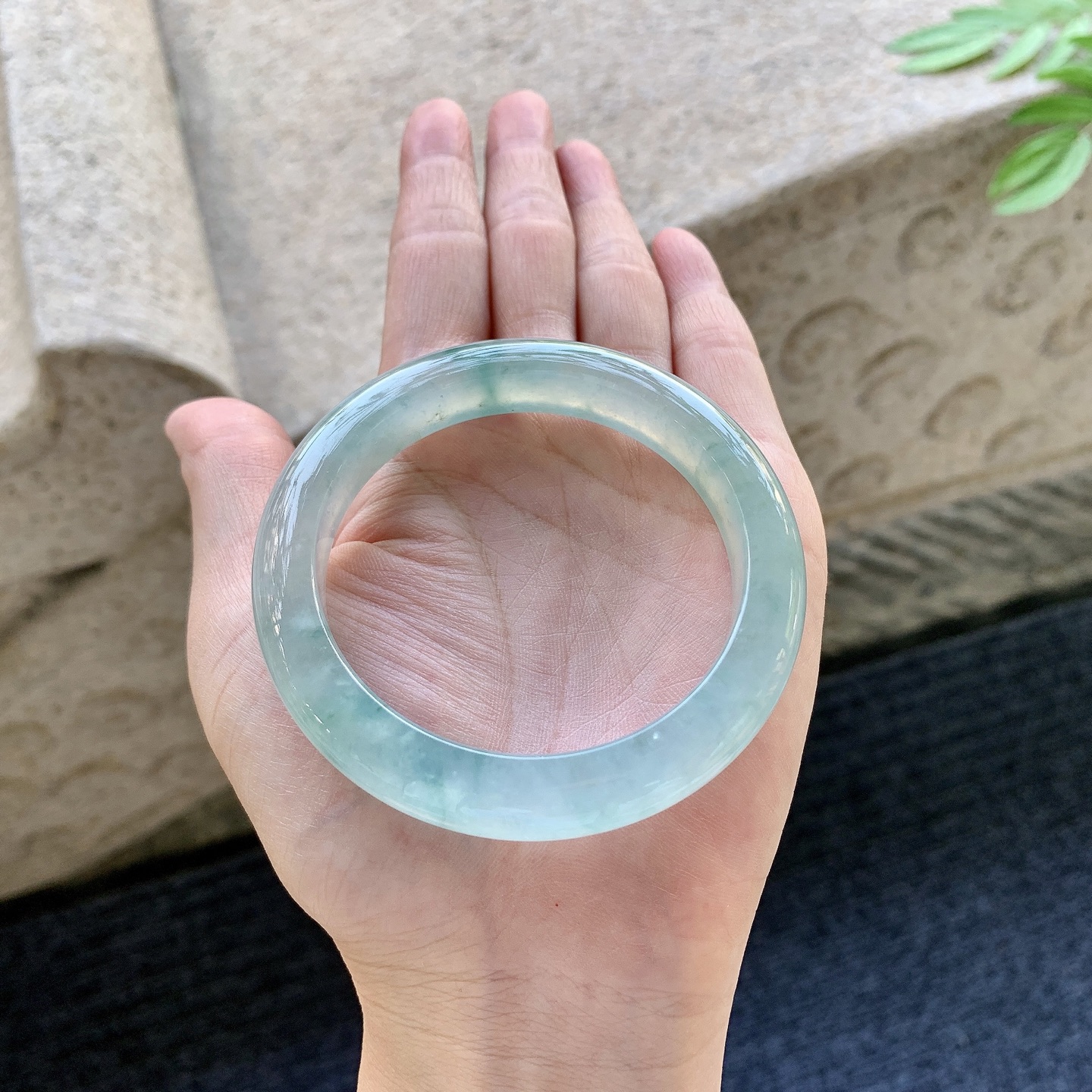 正圈53 54 圈口54.6/11/9.2 编码C5093031 冰糯晴绿，水润，种老，细腻，打灯有絮线