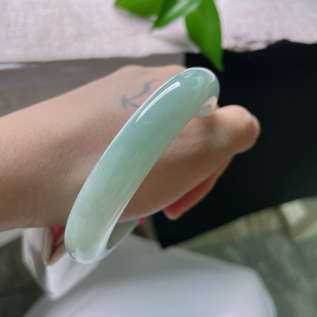 58/12/9.2，蓝底正圈，无裂，玉质温润细腻，色调干净清爽，泛着一层柔和的水光，像盛着一汪清晨静谧的湖水，ss58997a