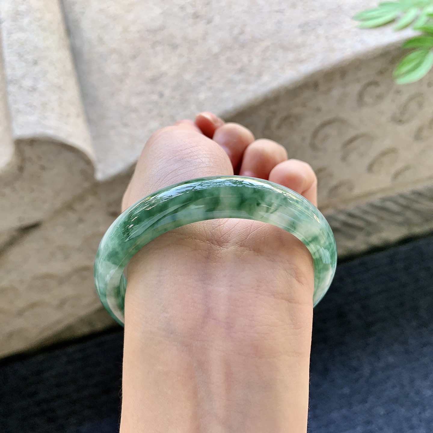 正圈56 57 圈口57.4/12.3/8.1 编码HJ093012 细糯飘花，水润，种老，细腻，无裂