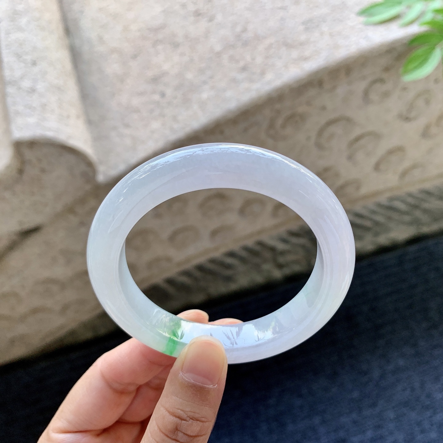 正圈53 54 圈口54.5/11.3/9.6 编码LZ093021 糯冰粉底飘绿，水润，种老，细腻，打灯有棉线