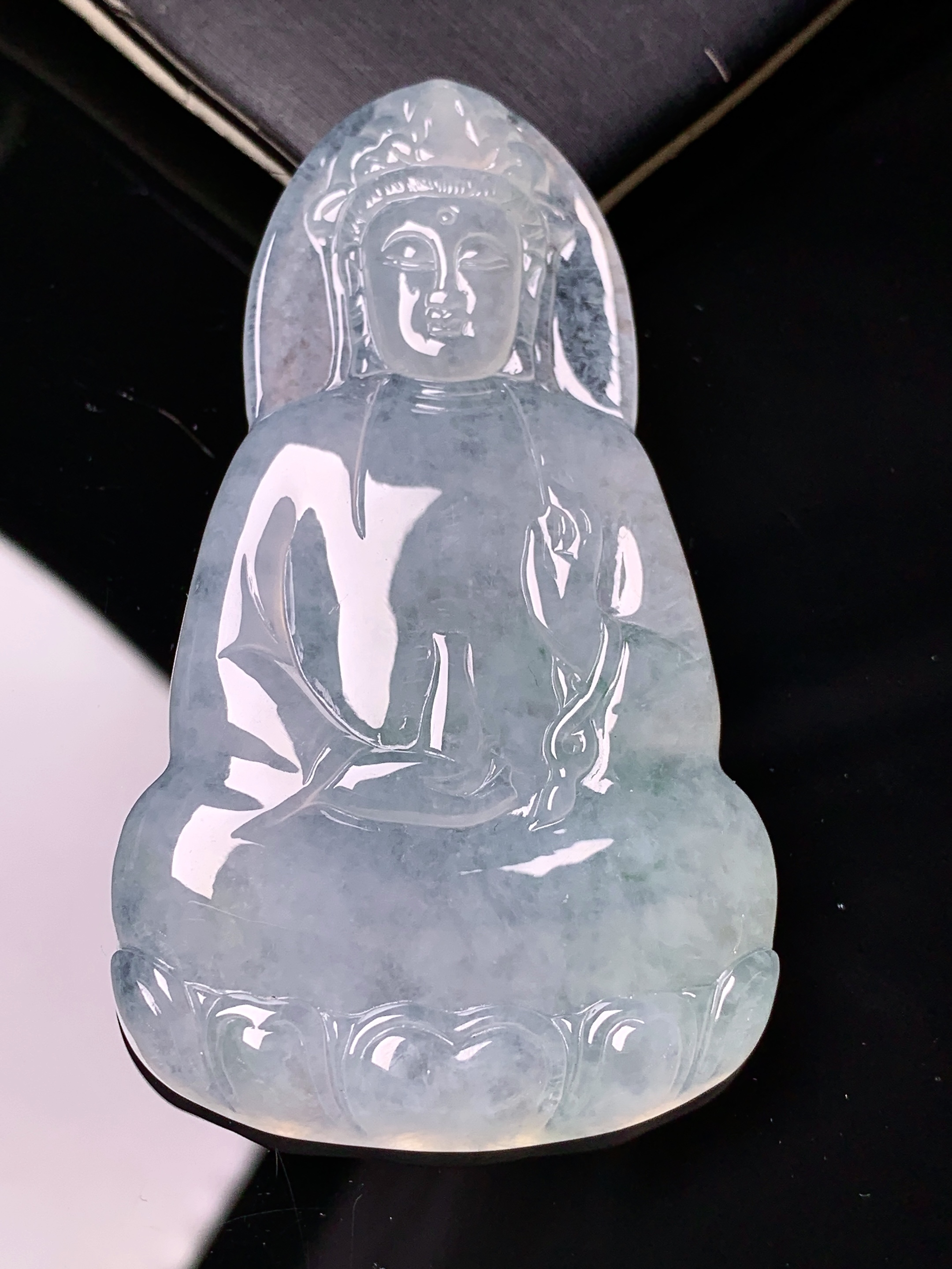 冰种观音菩萨吊坠 玉质细腻 色泽艳丽清新 水润亮眼 整体尺寸65.9*37.7*5.7 d1