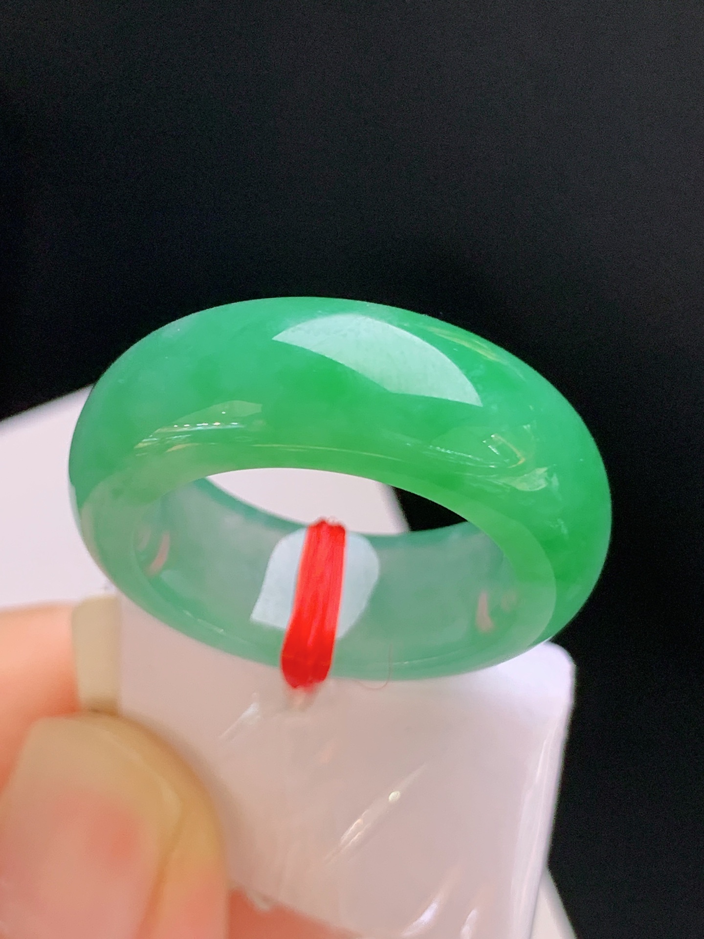 ️ 冰种绿指环，色泽鲜亮，肉质细腻，质感油润 裸石28.2-8.8-4.5 圈口20 19