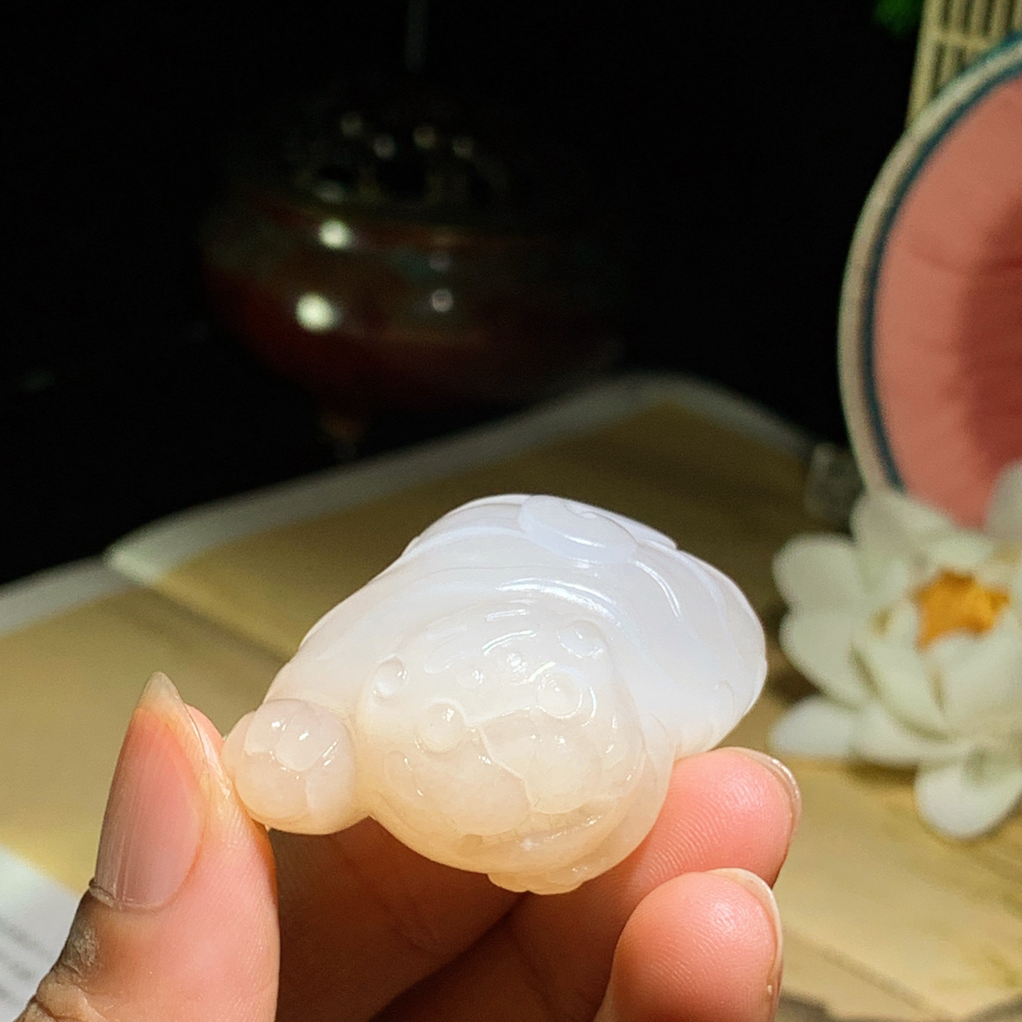和田玉白玉藕粉虎虎生威老虎挂件 尺寸45/28/18重35克。玉质细腻油润。手推出油。佩戴高端典雅。lt260929