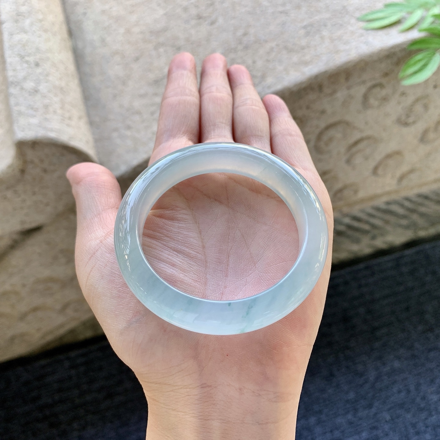 正圈51 52 圈口51.4/11.2/8.3 编码C5093032 糯冰飘花，水润，种老，打灯有棉