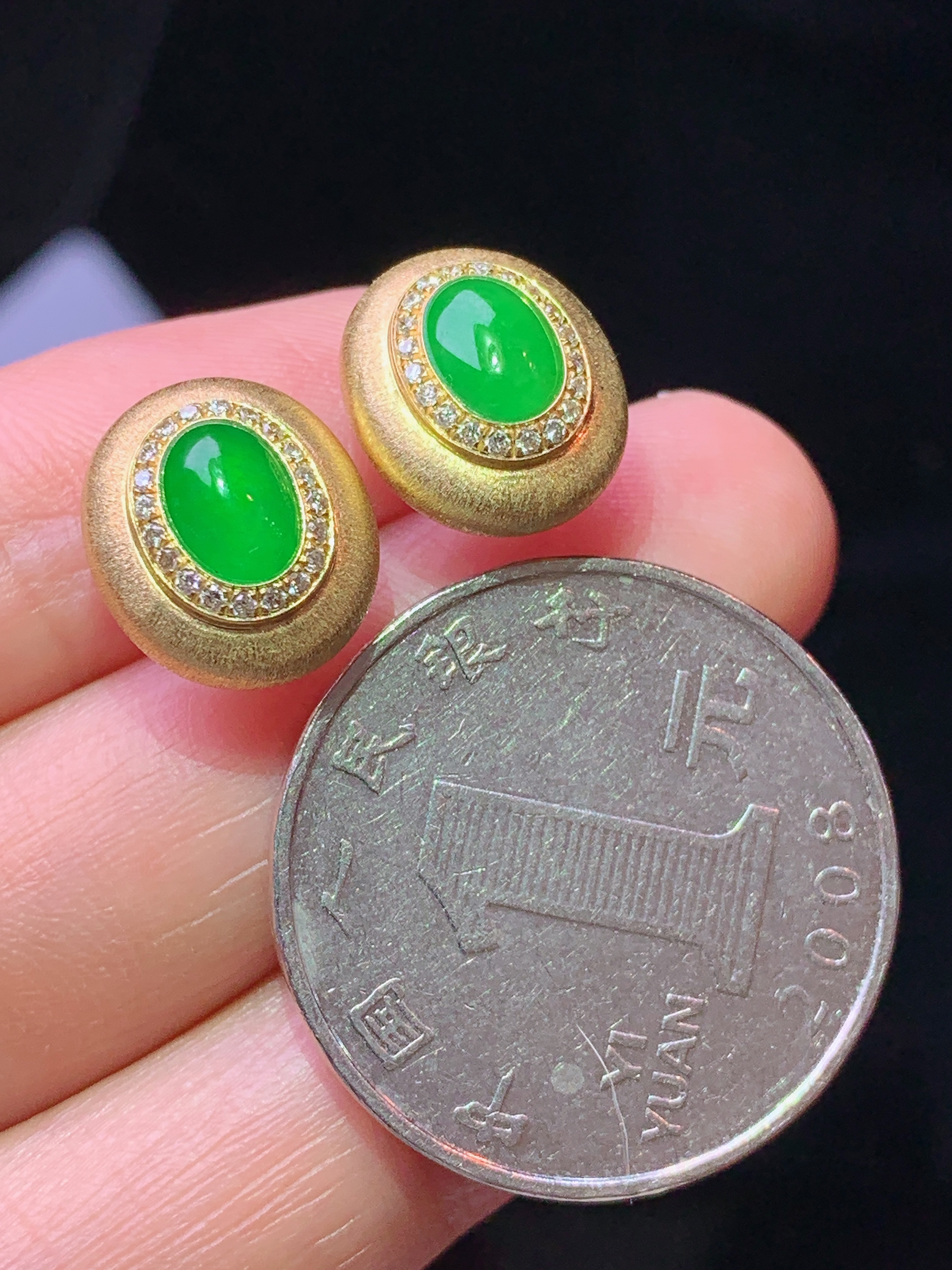 18k金钻镶嵌冰阳绿吊坠 玉质细腻 色泽艳丽清新 水润亮眼 整体尺寸12.8*11*6.2 t3