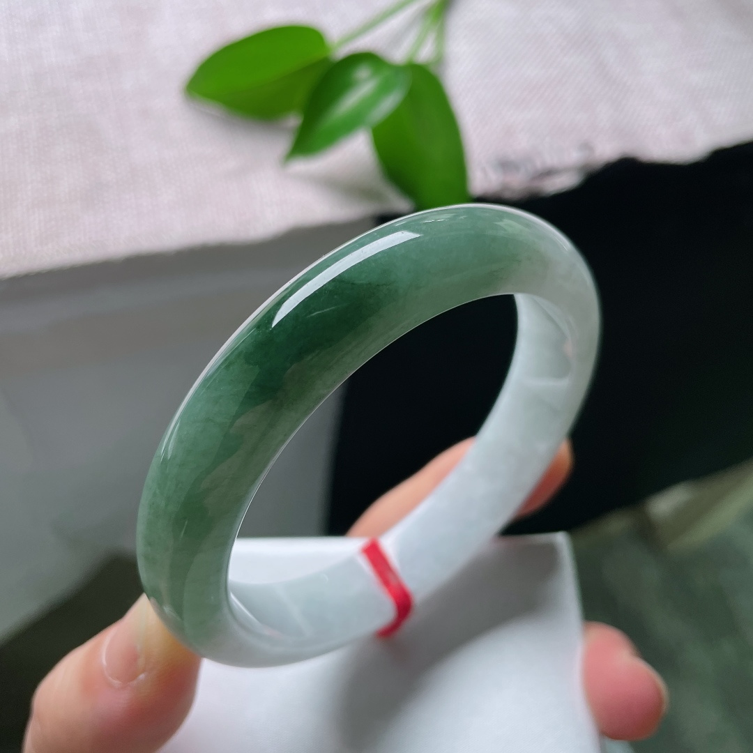 58.5/12.6/8.2，油青正圈，皮纹，底子细腻，柔光内敛，一半是纯净浅白，一半是浓郁油绿色，天然分界古典美感，ss57410a
