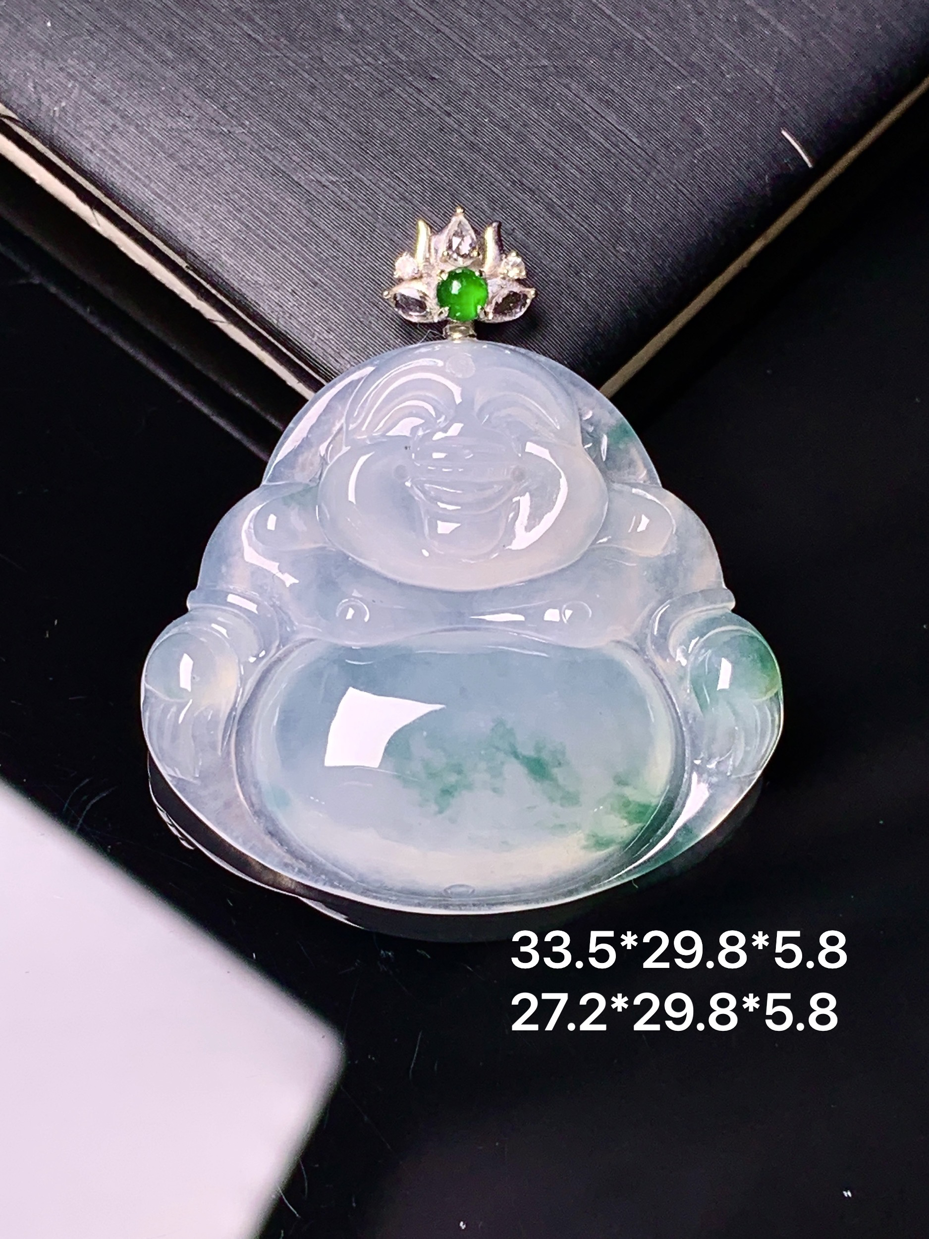 18k金钻镶嵌飘绿佛公吊坠 玉质细腻 色泽艳丽清新 水润亮眼 整体尺寸33.5*29.8*5.8 e6