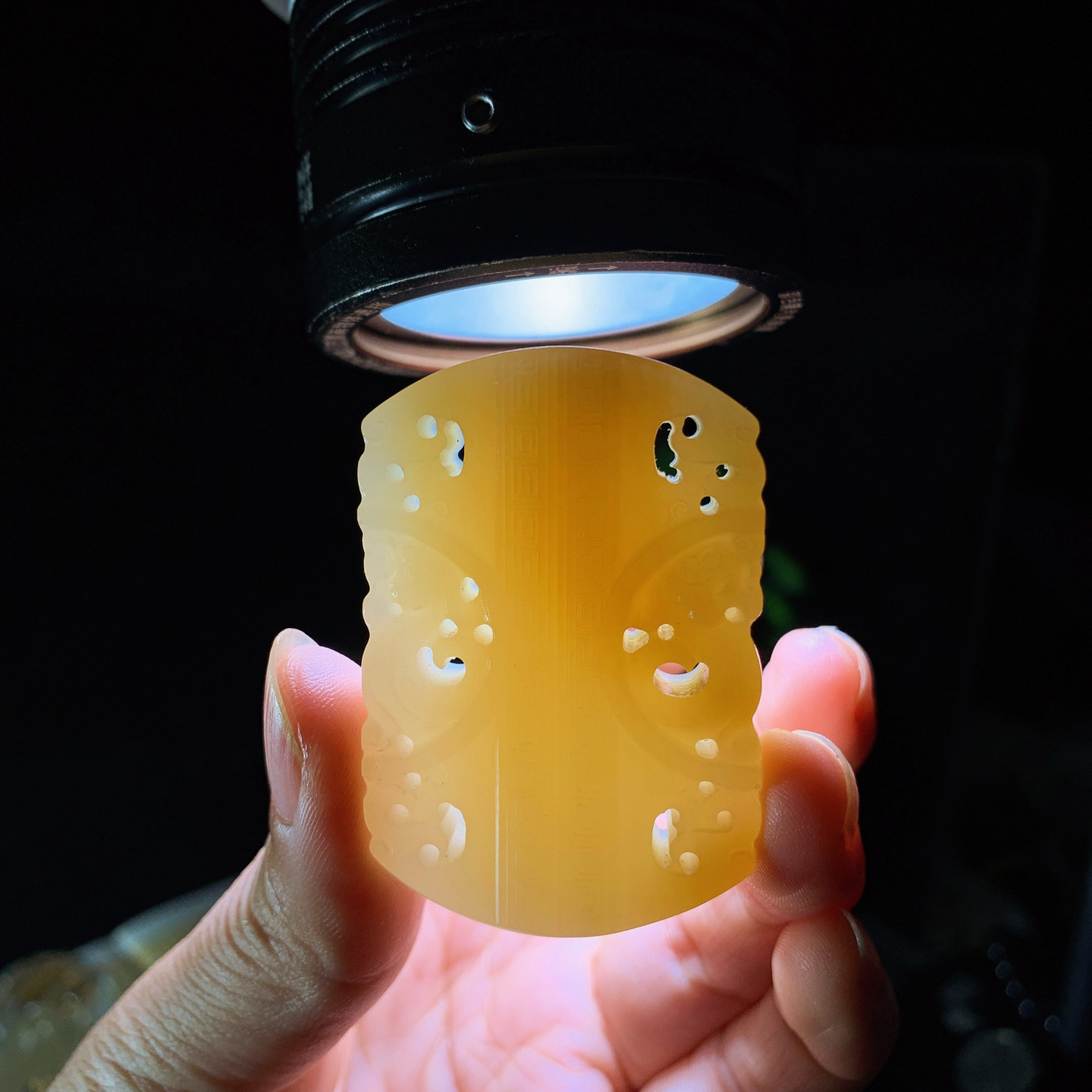 新疆和田玉白玉且末糖仿古龙凤挂件 尺寸50/34/12重46克。玉质细腻油润。手推出油。佩戴高端典雅。lt260929