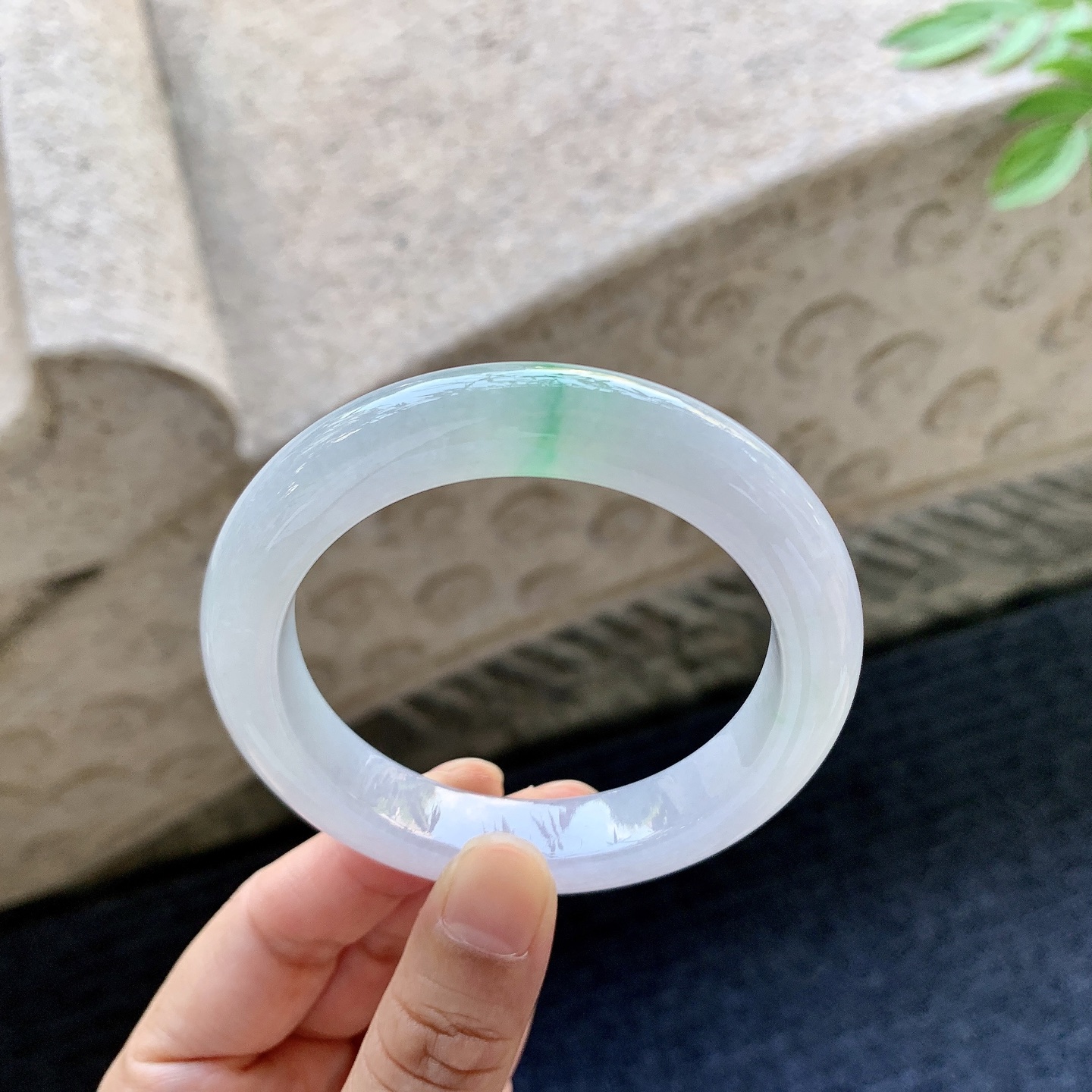 正圈53 54 圈口54.5/11.3/9.6 编码LZ093021 糯冰粉底飘绿，水润，种老，细腻，打灯有棉线