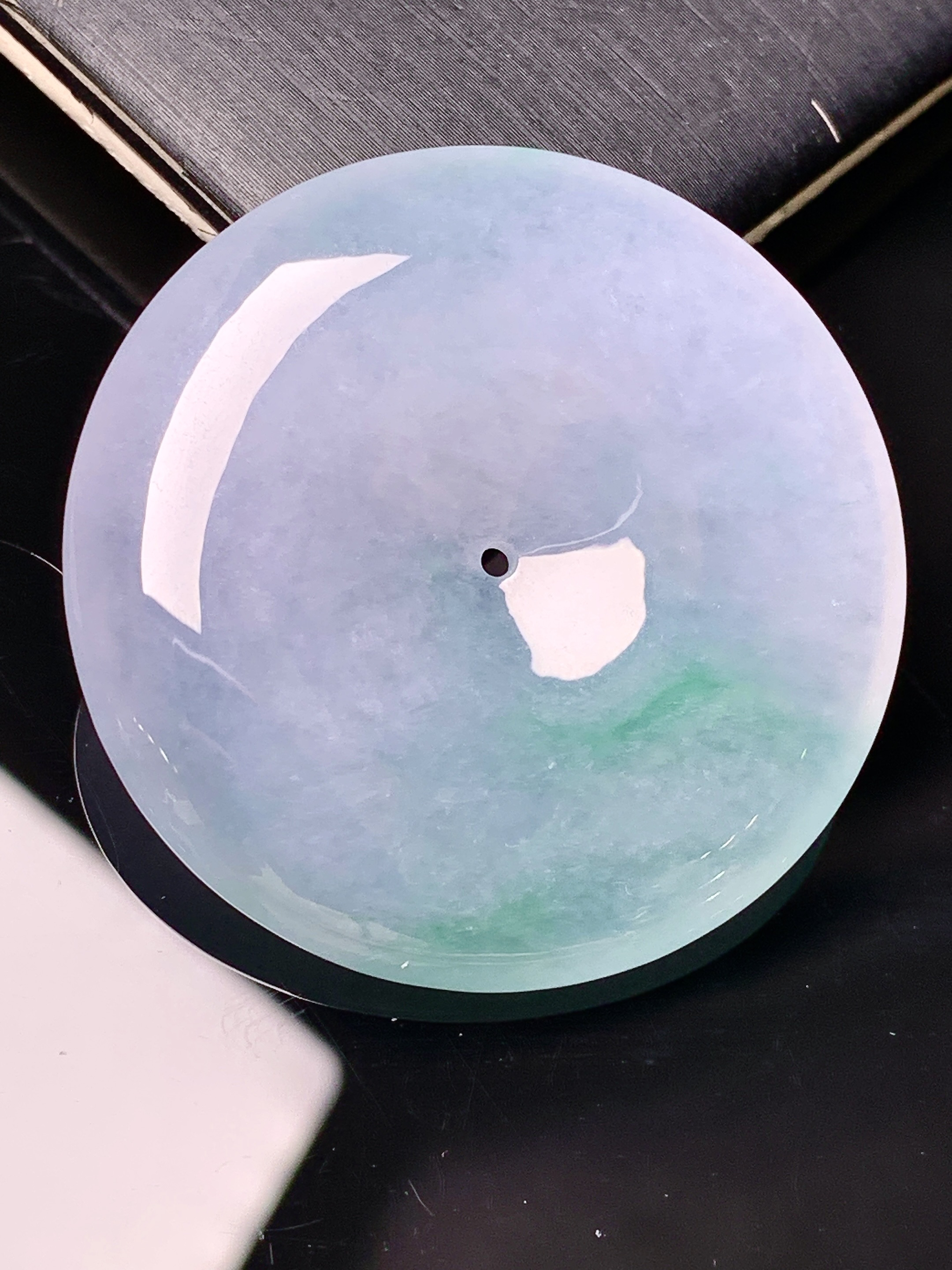 飘绿平安扣吊坠 玉质细腻 色泽艳丽清新 水润亮眼 整体尺寸37.6*7 d1