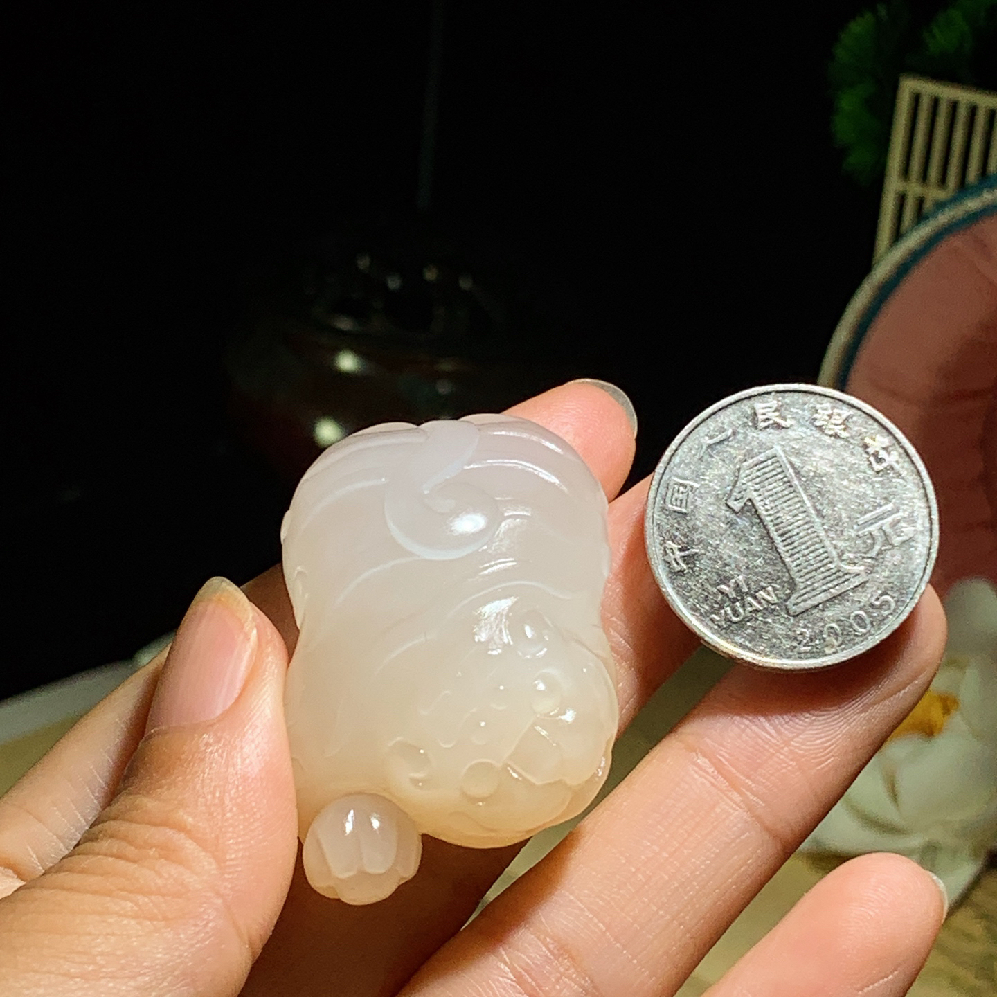 和田玉白玉藕粉虎虎生威老虎挂件 尺寸45/28/18重35克。玉质细腻油润。手推出油。佩戴高端典雅。lt260929