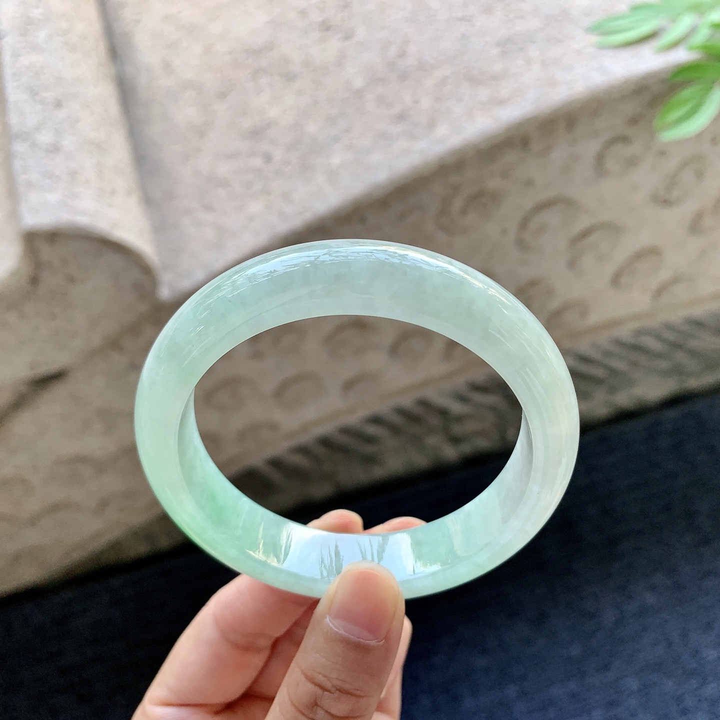 正圈58 59 圈口58/13.4/8.5 编码BA093047 糯冰飘绿，水润，种老，细腻，打灯有晶体结构