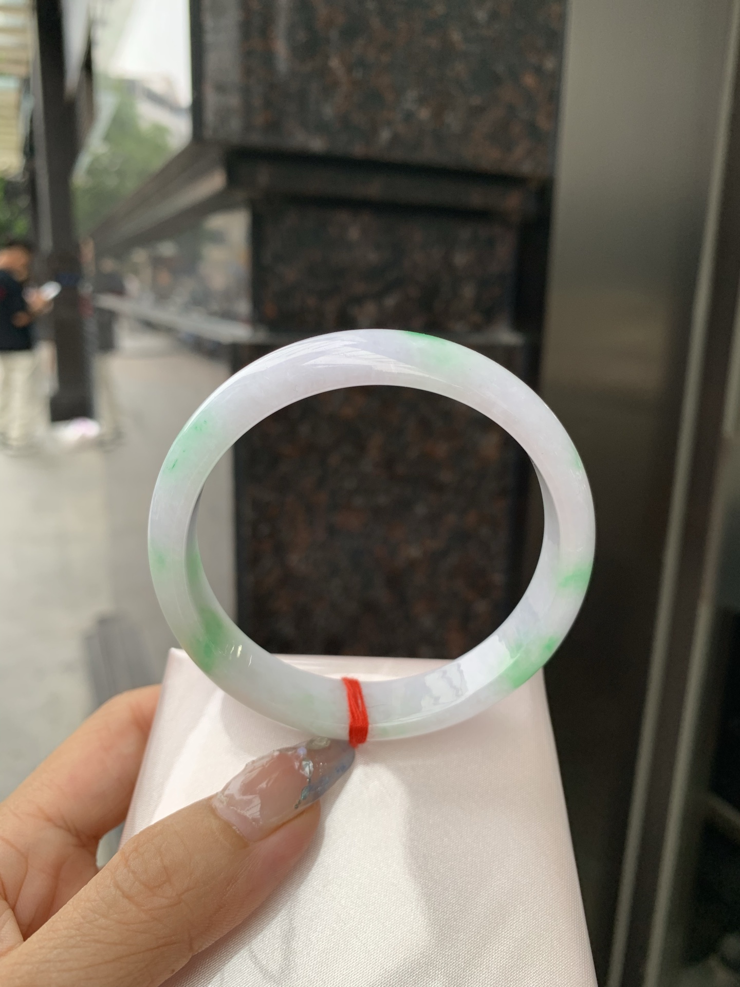 白底青正圈 58.2-6.3-12.9 0509-N680-4 无裂，底妆水润细腻，满圈阳绿花点缀腕间风华，干净纯净的底色上，一抹翠色肆意流淌，宛如春日里的繁华盛景