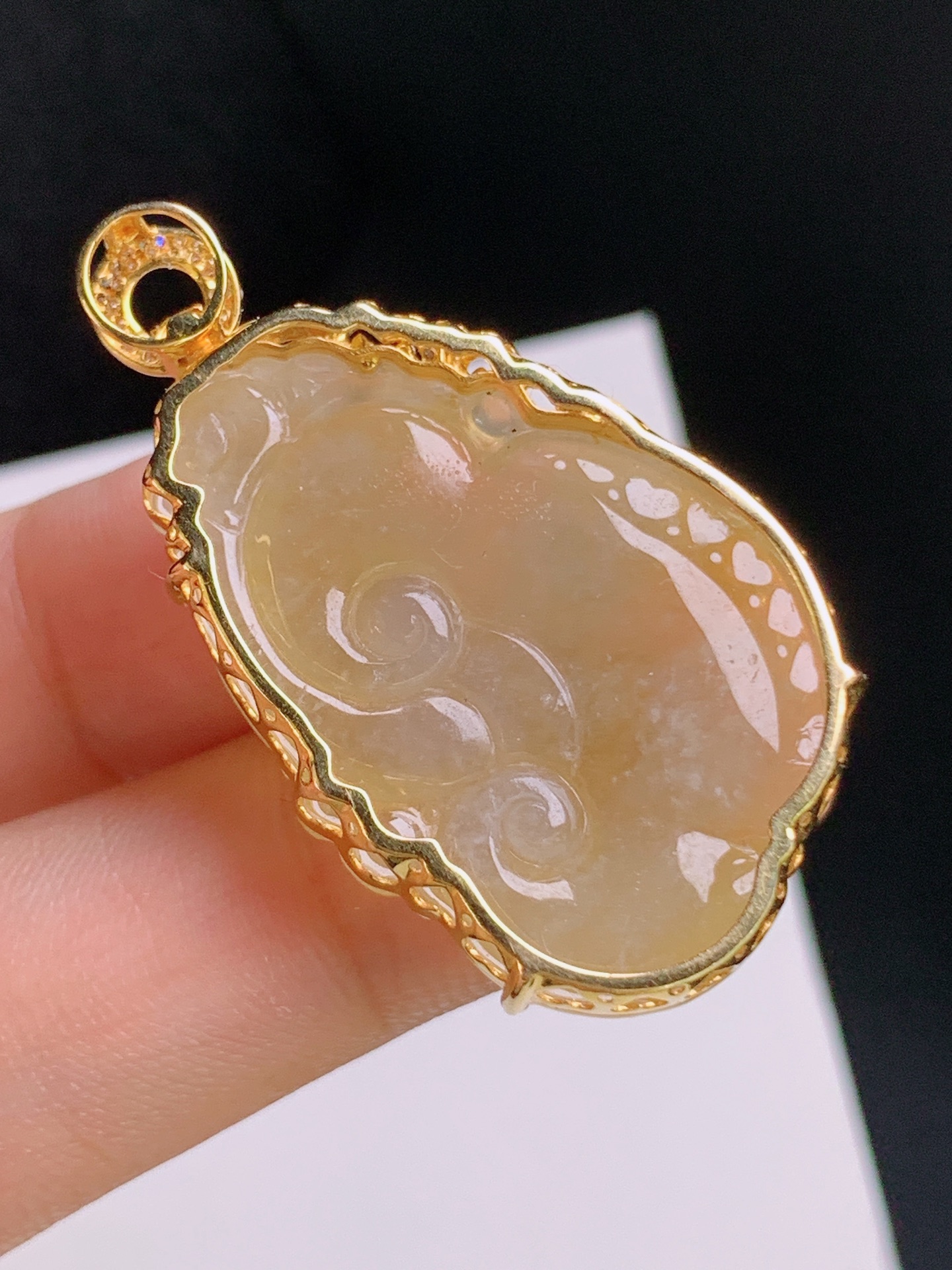 ️ 黄翡如意吊坠，色泽温润，胶感十足，雕工细腻，裸石32.7-22.2-3.139.5，68