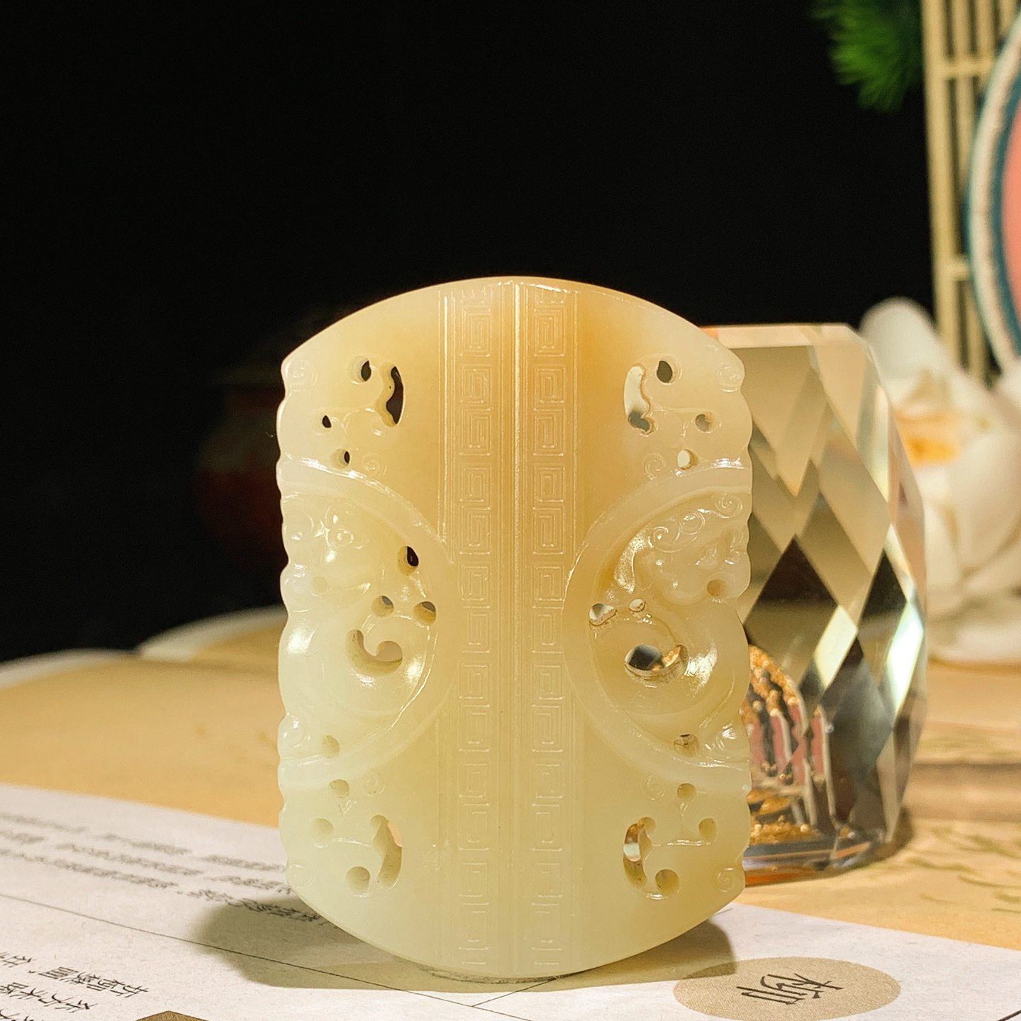 新疆和田玉白玉且末糖仿古龙凤挂件 尺寸50/34/12重46克。玉质细腻油润。手推出油。佩戴高端典雅