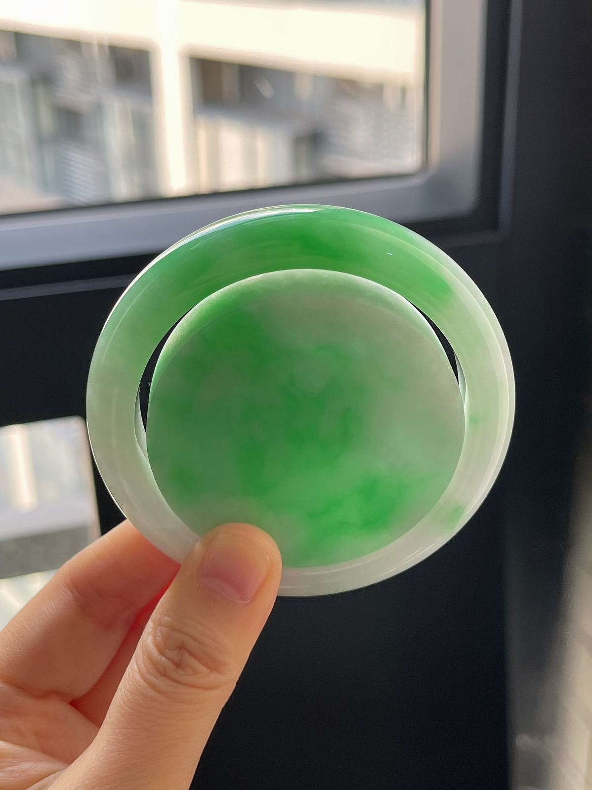 正圈54.8圈口，翡翠糯化种飘绿手镯；带镯心