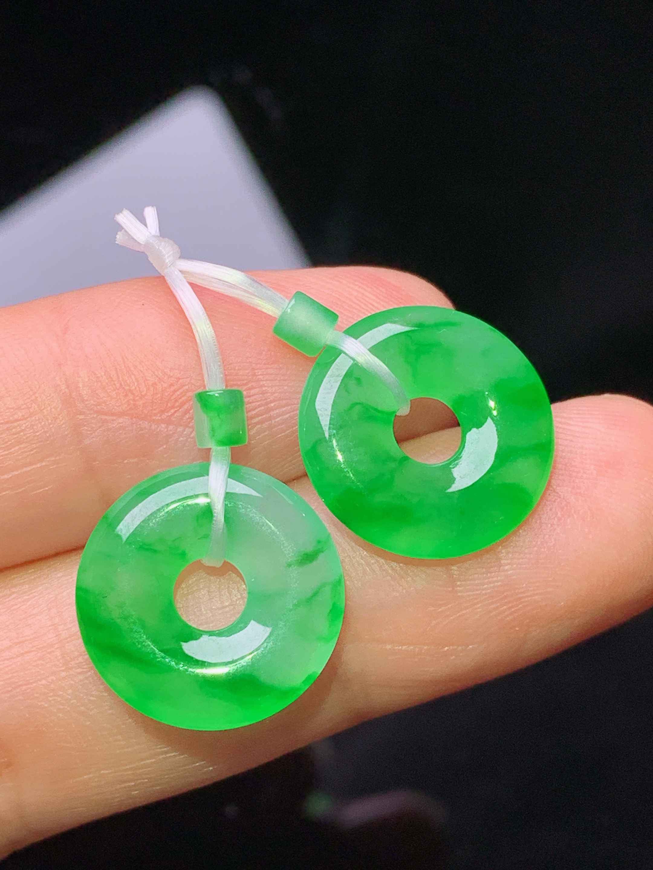 飘阳绿平安扣一对 玉质细腻 色泽艳丽清新 水润亮眼 整体尺寸14.2*2.8 e2