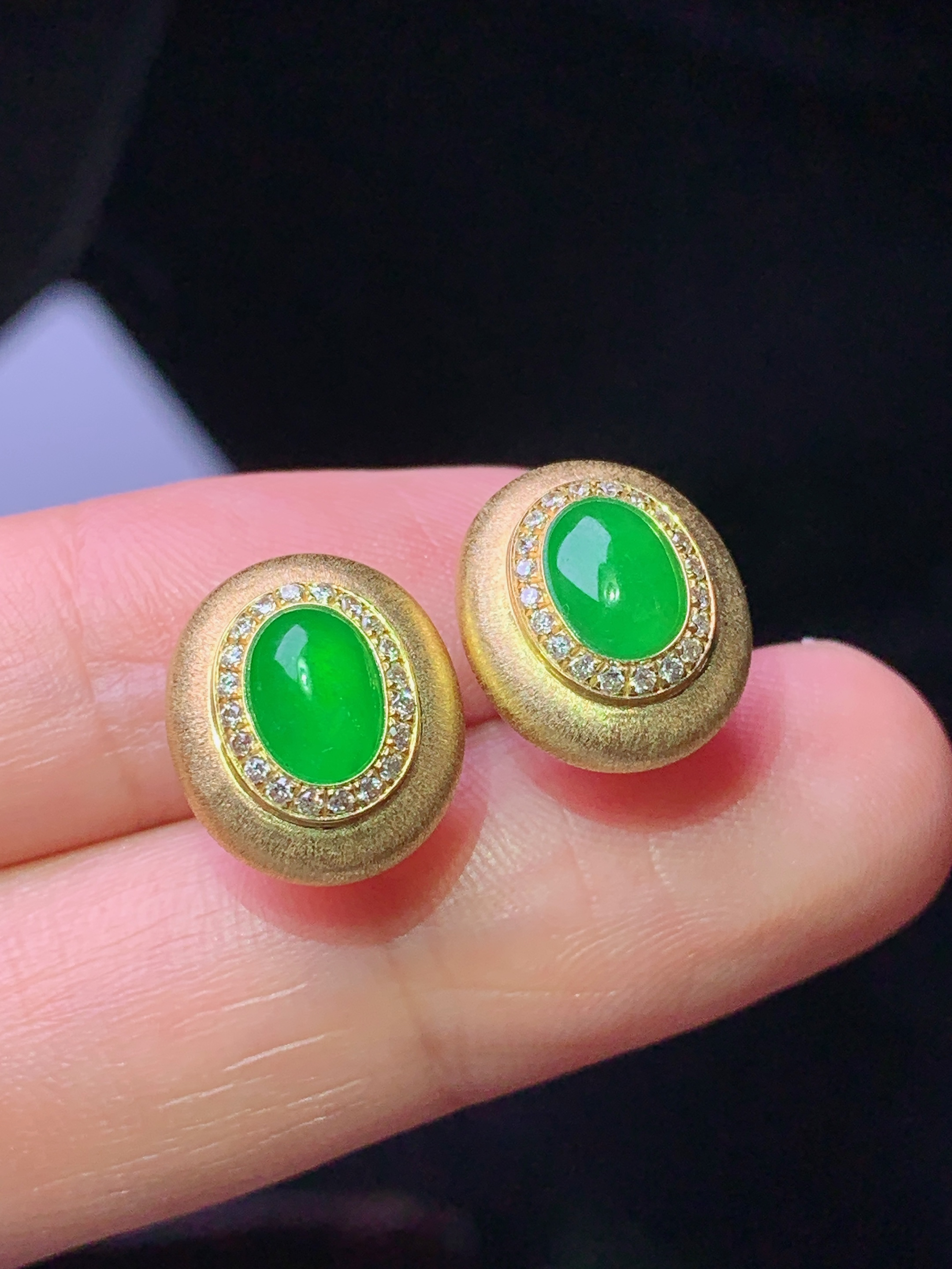 18k金钻镶嵌冰阳绿吊坠 玉质细腻 色泽艳丽清新 水润亮眼 整体尺寸12.8*11*6.2 t3