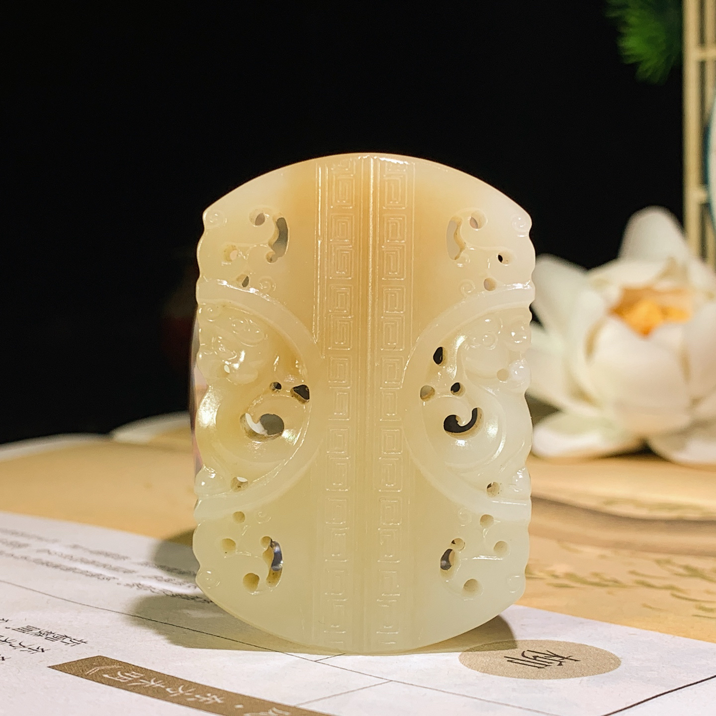 新疆和田玉白玉且末糖仿古龙凤挂件 尺寸50/34/12重46克。玉质细腻油润。手推出油。佩戴高端典雅。lt260929