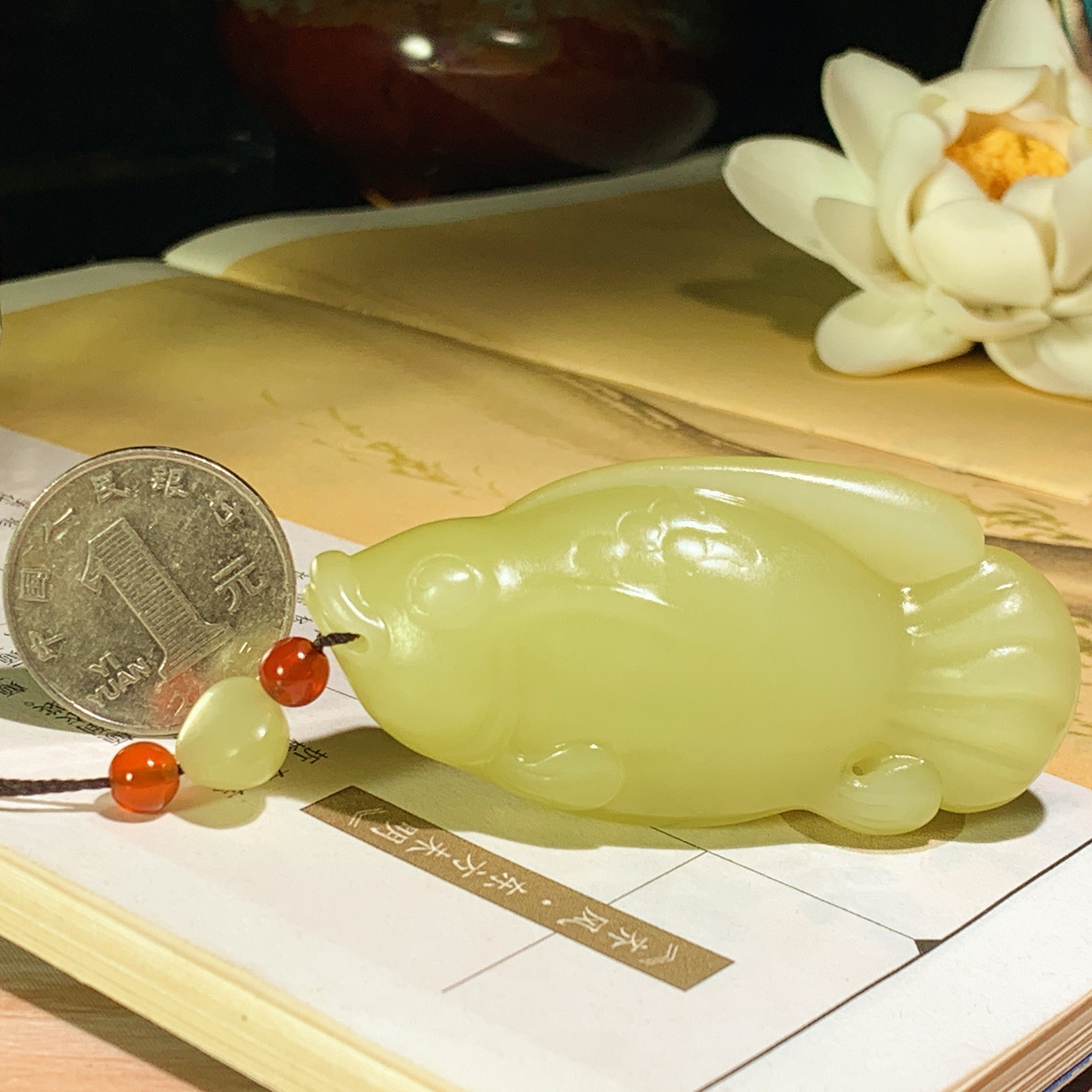 新疆若羌黄口料如鱼得水鱼挂件！尺寸64/30/16重47克 玉质细腻油润。手推出油。佩戴高端典雅。lt260929