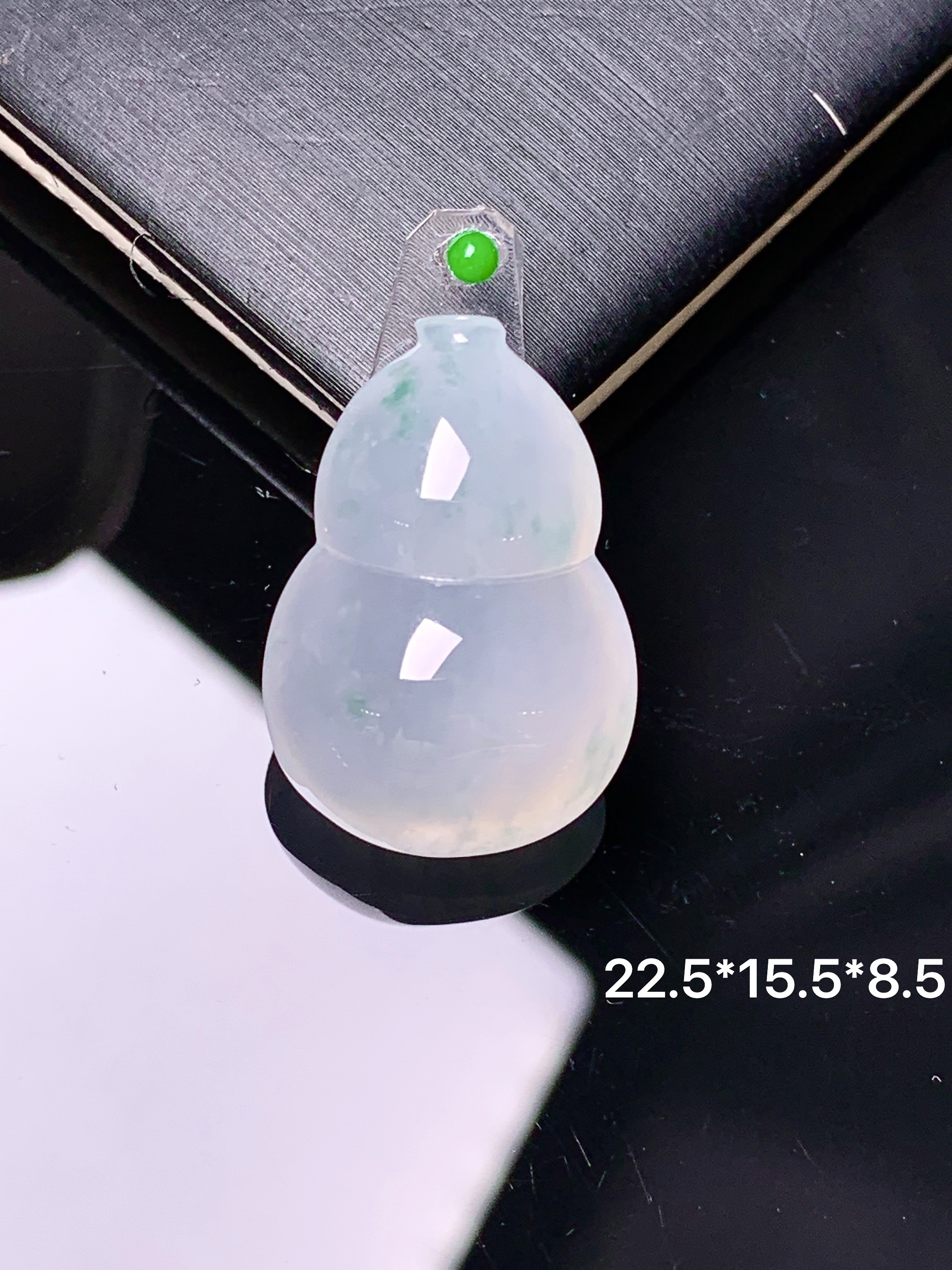 镶嵌款 冰种葫芦吊坠 玉质细腻 色泽艳丽清新 水润亮眼 整体尺寸22.5*15.5*8.5 2x