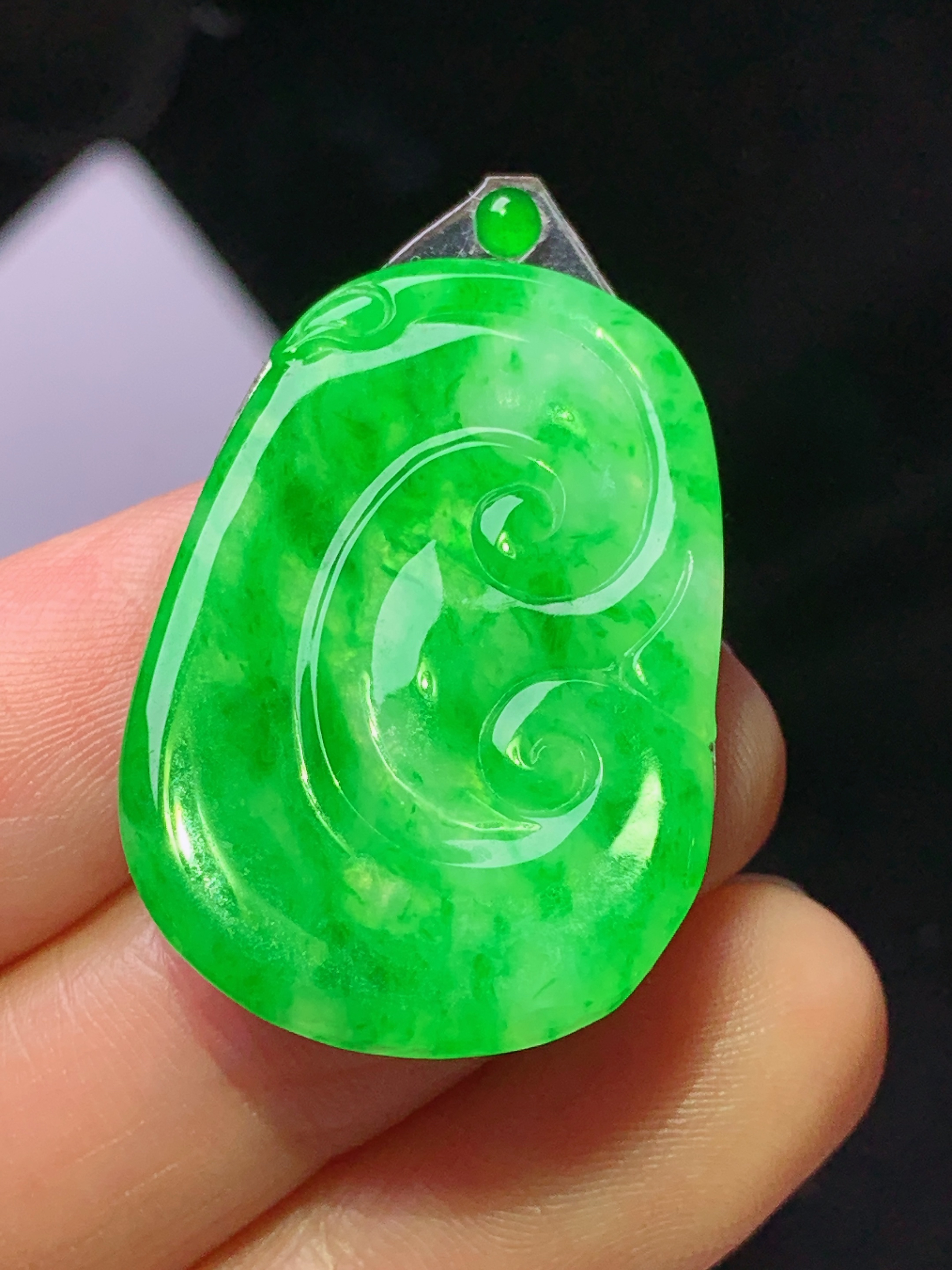 镶嵌款 阳绿如意吊坠 玉质细腻 色泽艳丽清新 水润亮眼 整体尺寸31.5*22*2 2x