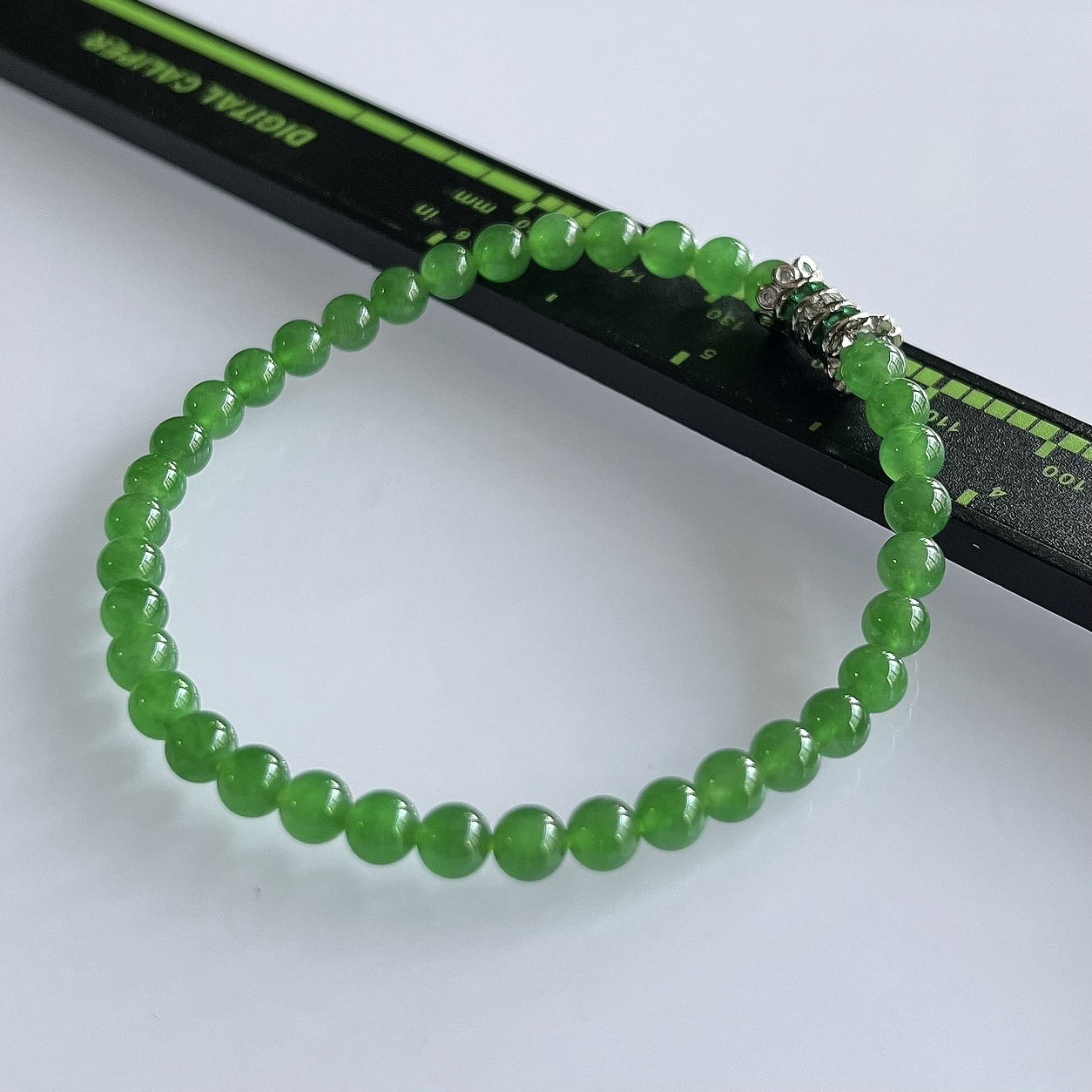 收藏级别，缅甸天然翡翠A货，卡4.5冰种起胶满绿帝王绿圆珠手串手链，尺寸：4.5mm/37颗，重量：7.24g，长度178mm，自然光拍摄