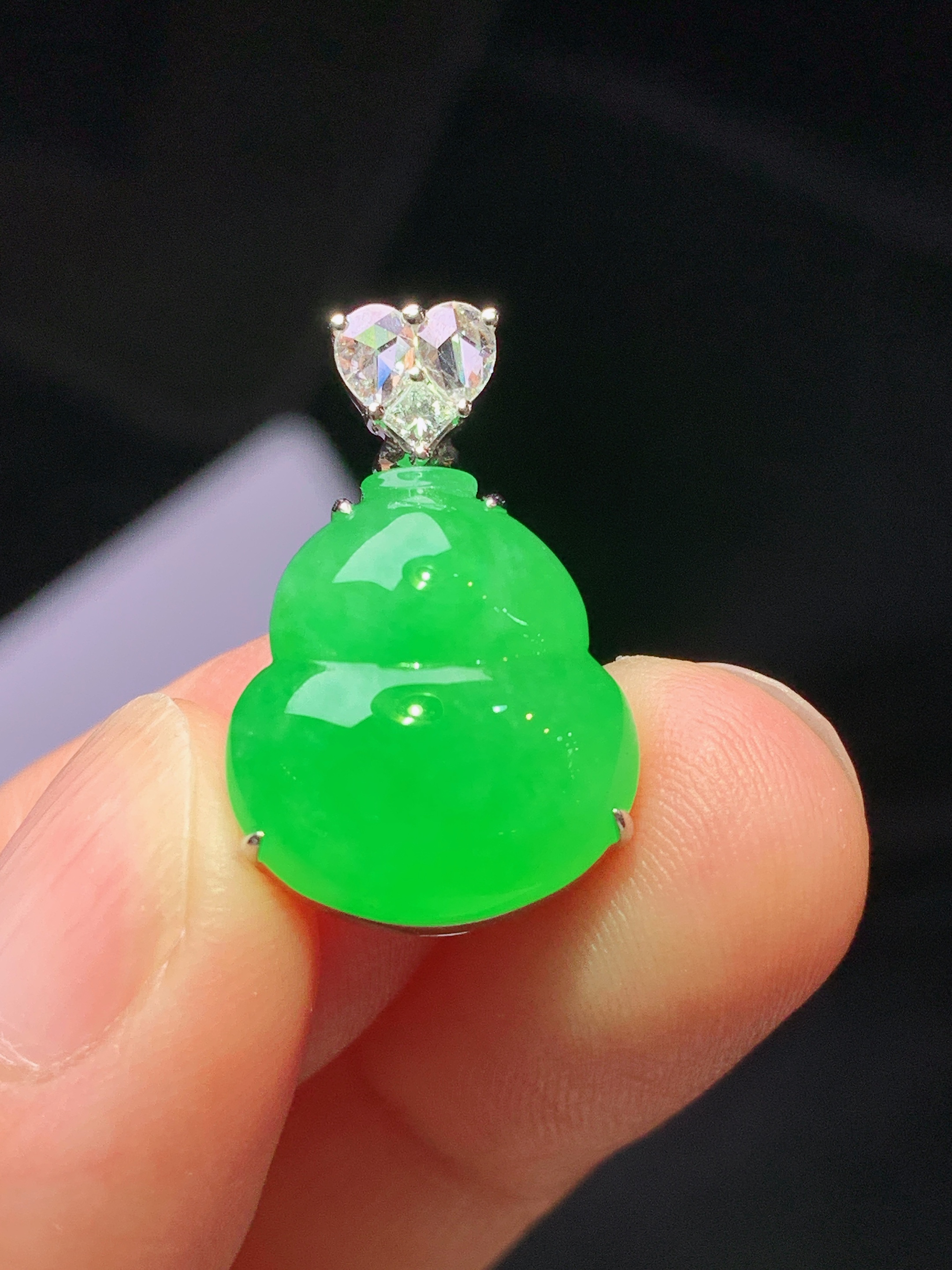 18k金钻镶嵌阳绿葫芦吊坠 玉质细腻 色泽艳丽清新 水润亮眼 整体尺寸21.2*13.5*9.2 t