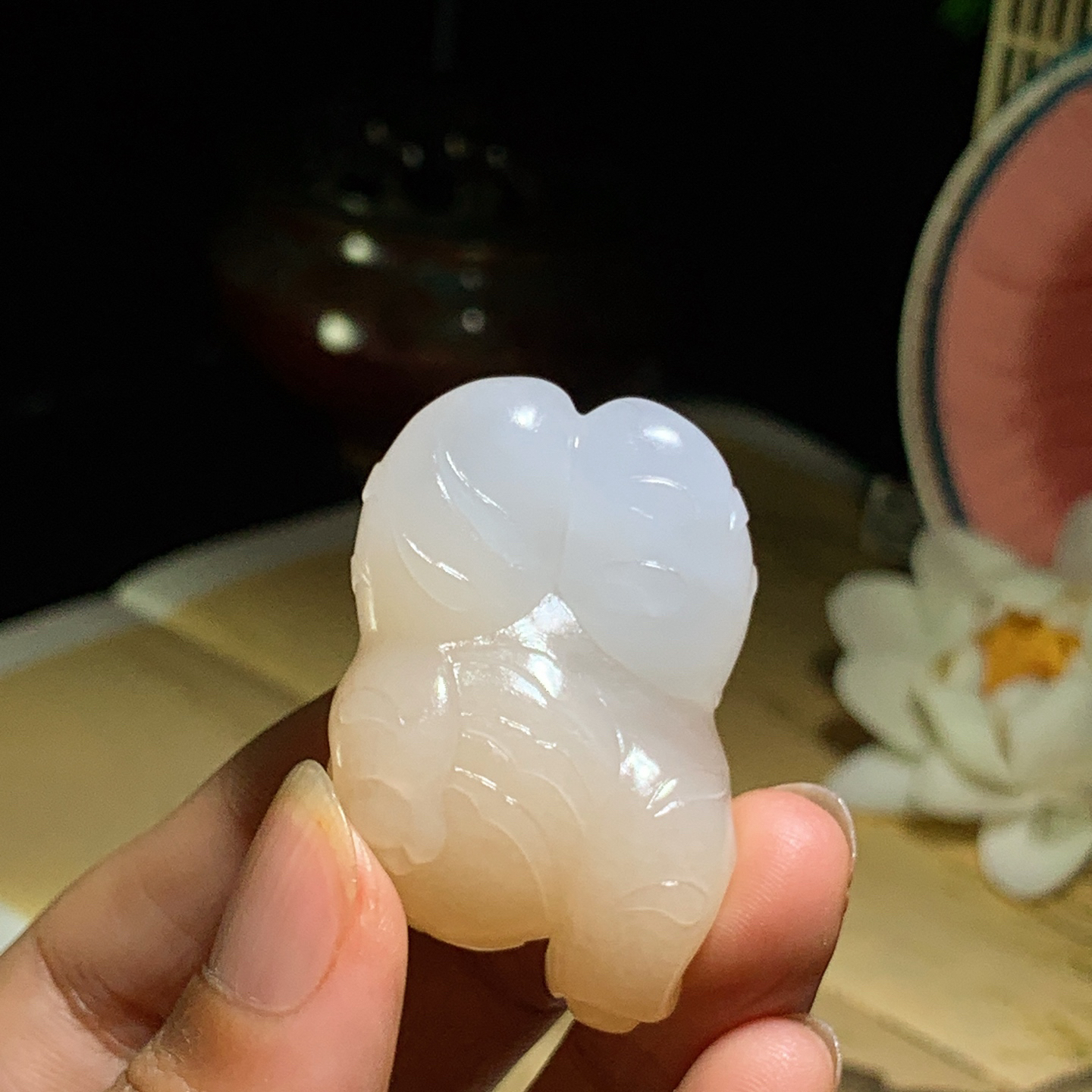 和田玉白玉藕粉虎虎生威老虎挂件 尺寸45/28/18重35克。玉质细腻油润。手推出油。佩戴高端典雅。lt260929