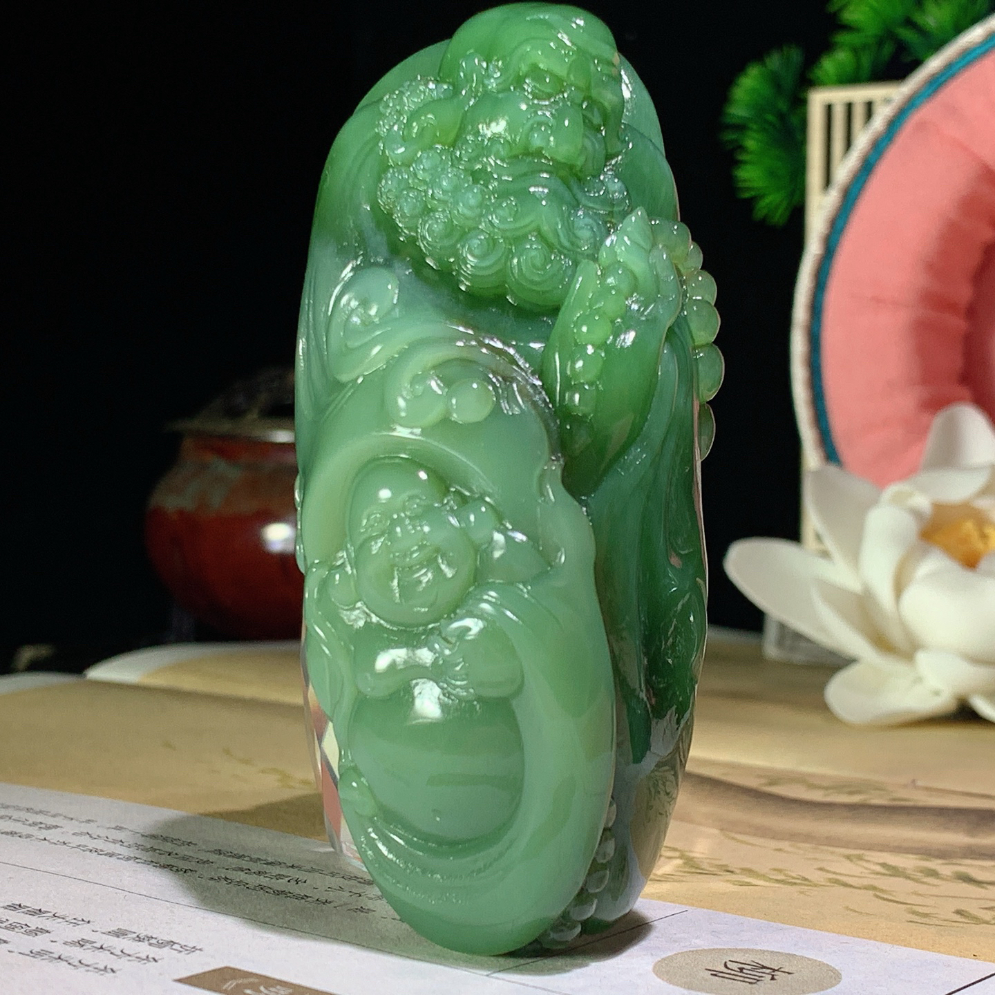 和田玉阳绿俄罗斯碧玉达摩悟道把件！尺寸85/38/30重152.5克。玉质细腻油润。手推出油。佩戴高