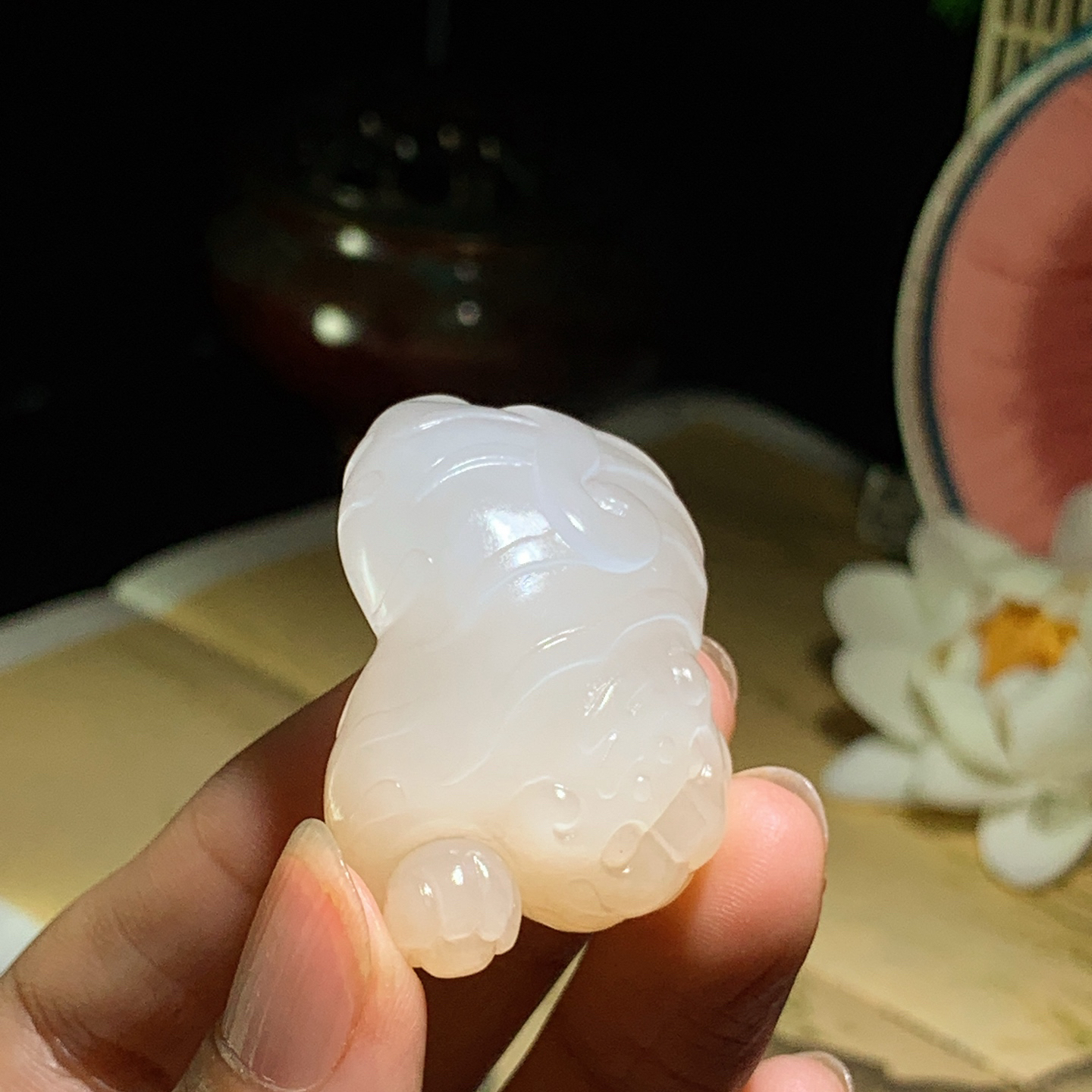 和田玉白玉藕粉虎虎生威老虎挂件 尺寸45/28/18重35克。玉质细腻油润。手推出油。佩戴高端典雅。lt260929